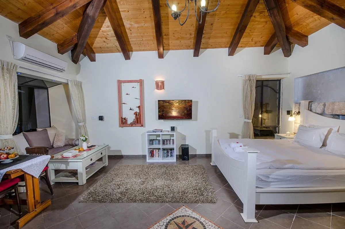 Photo of the whole room, Bed in The Sound Of The Flute