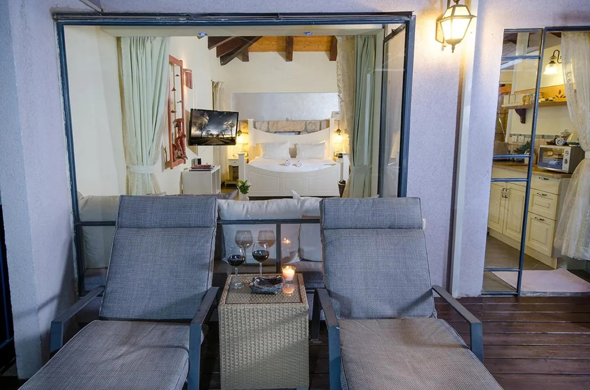 Photo of the whole room, Bed in The Sound Of The Flute