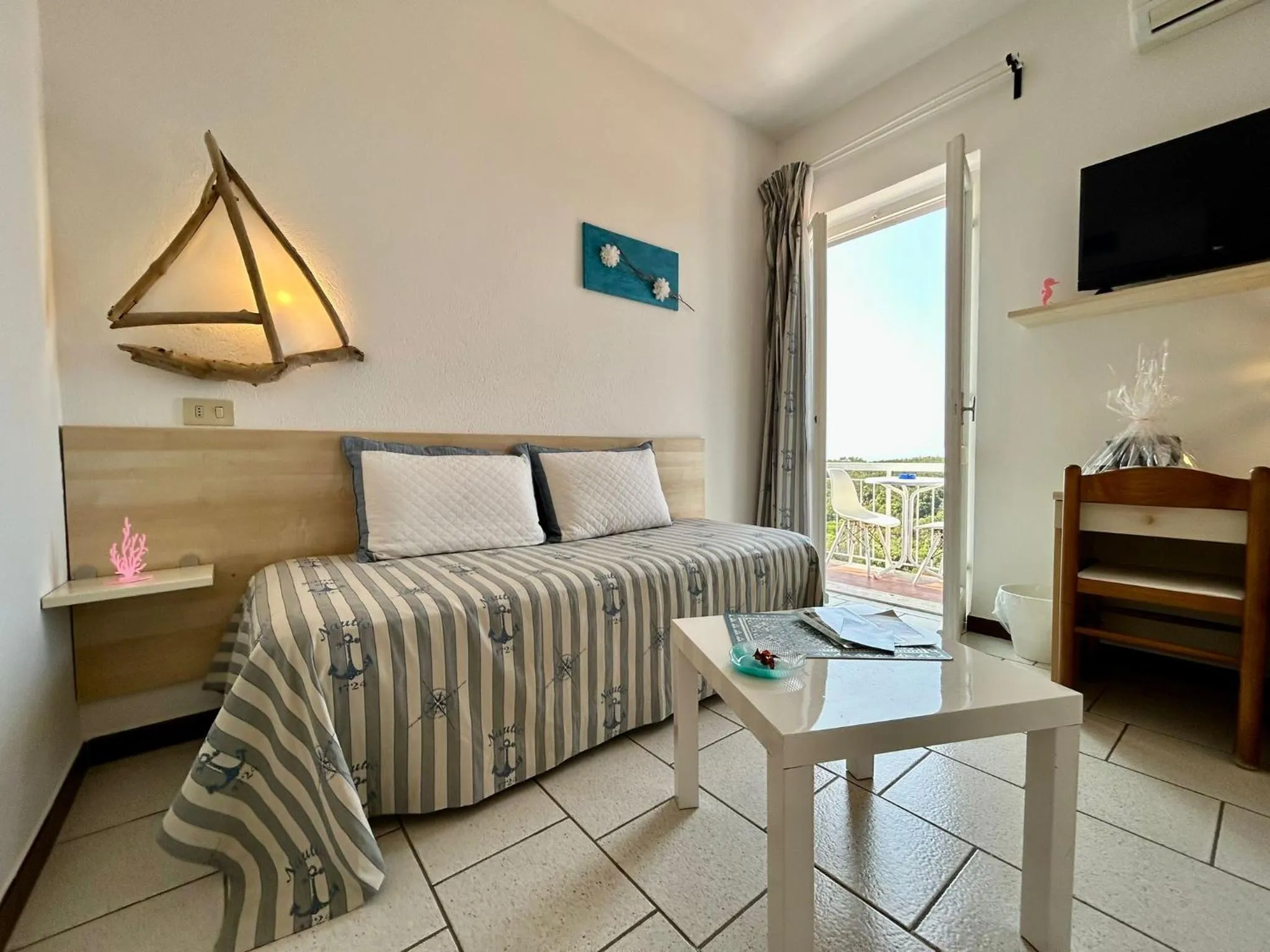 Living room, Bed in Hotel Sant'Andrea