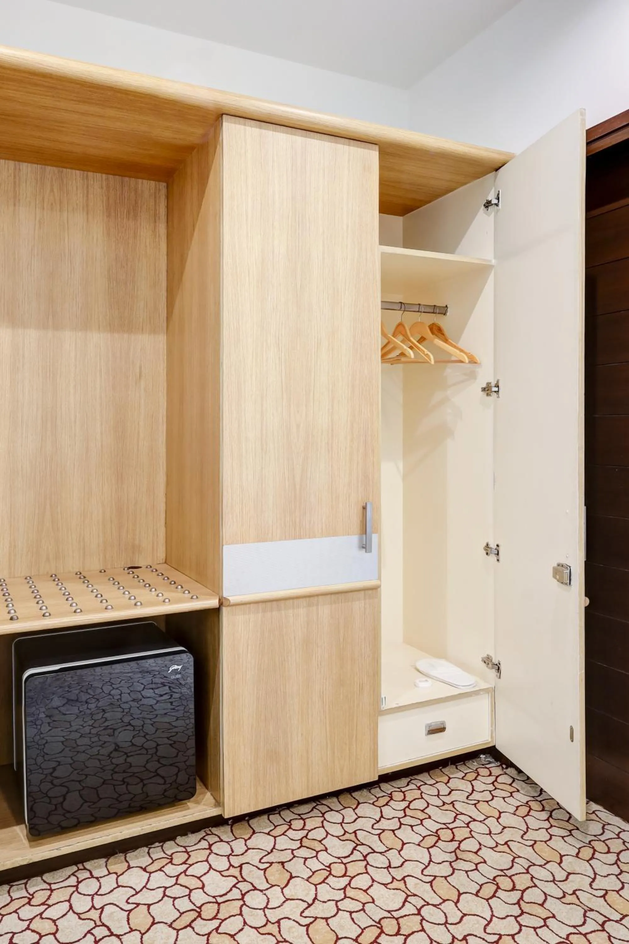 wardrobe in Hotel 91 Golf Course Road