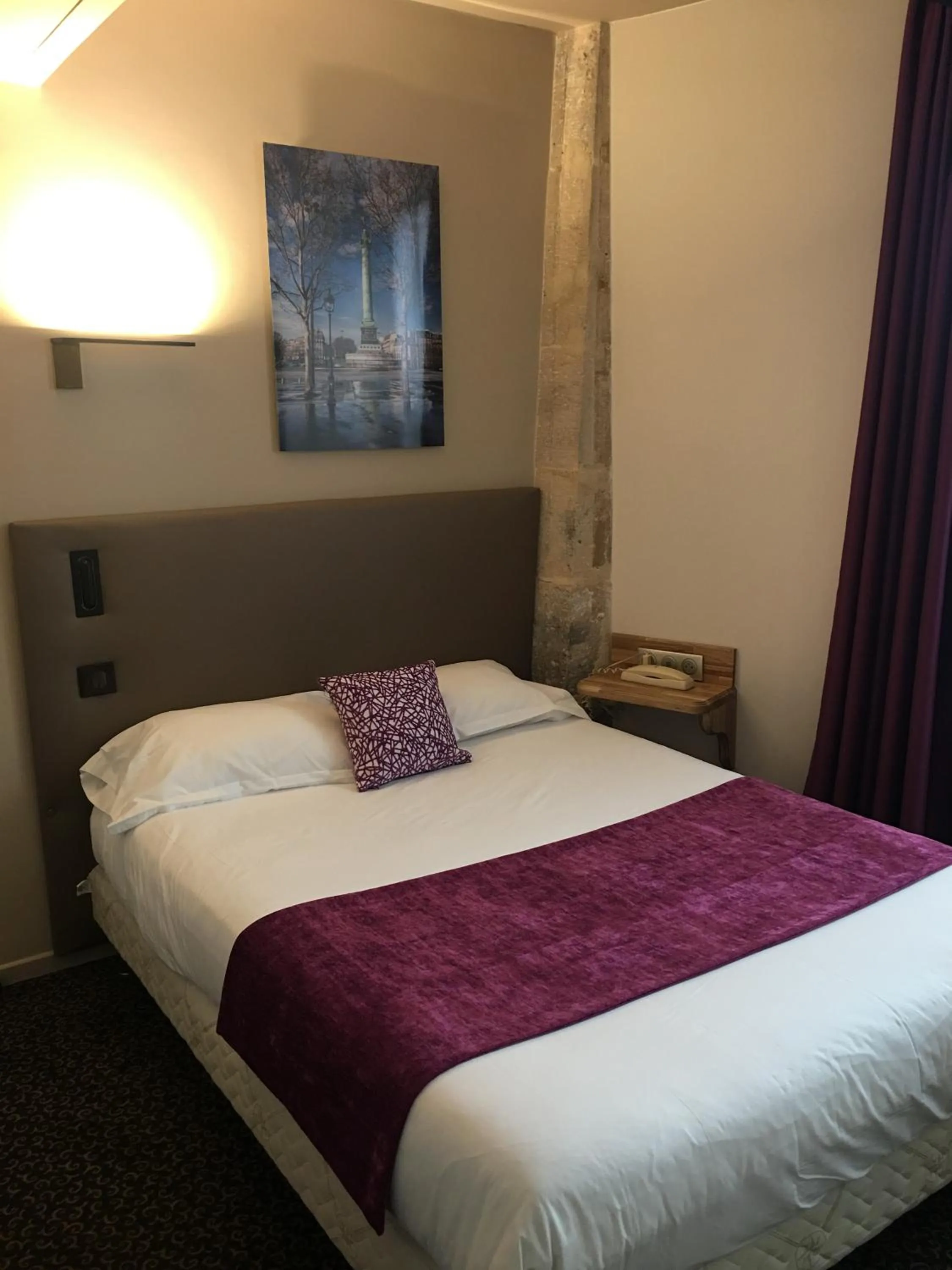 Bed in hotel Louvre Sainte Anne