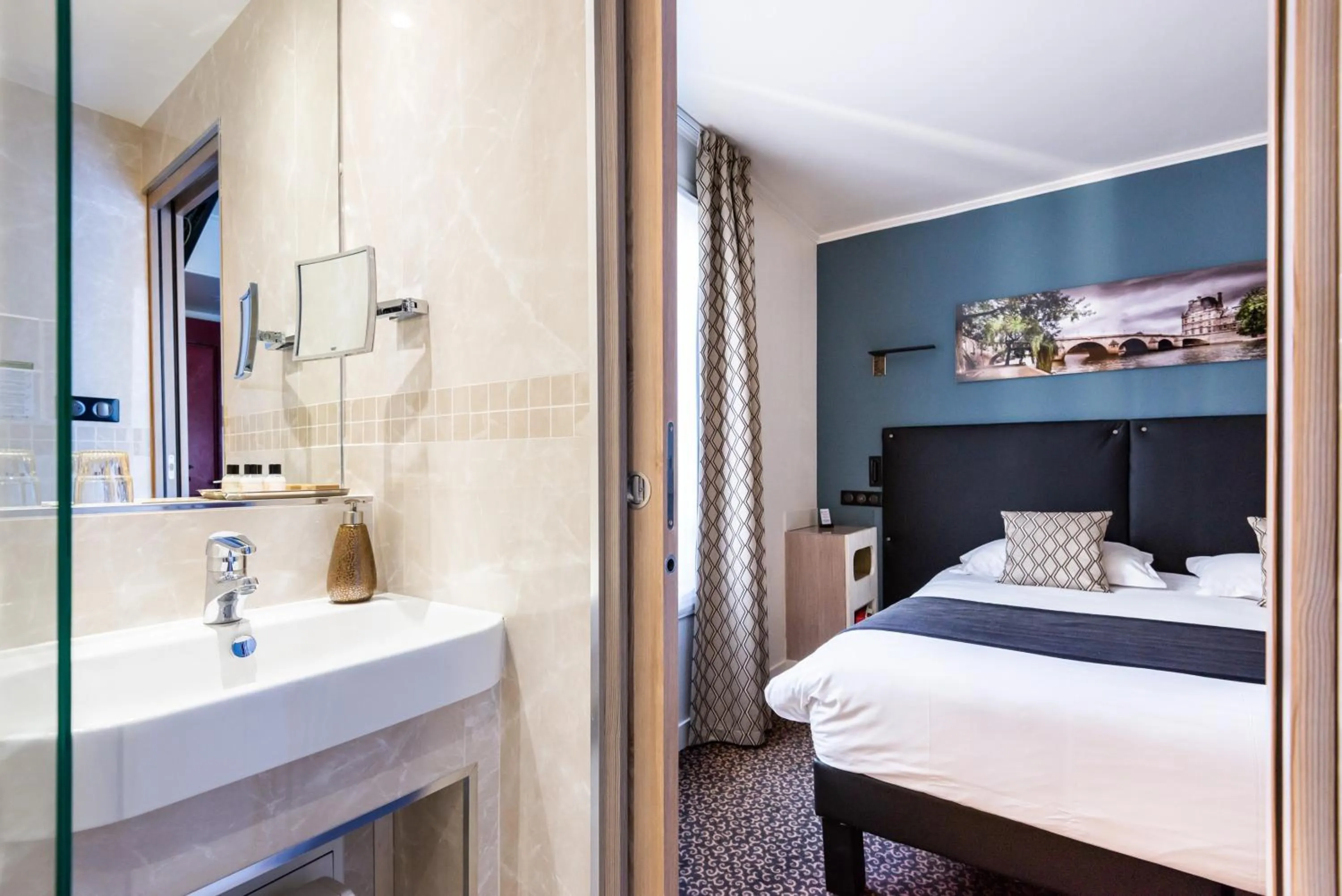 Bed in hotel Louvre Sainte Anne