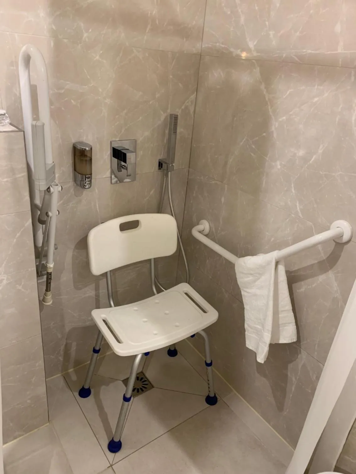 Shower in hotel Louvre Sainte Anne