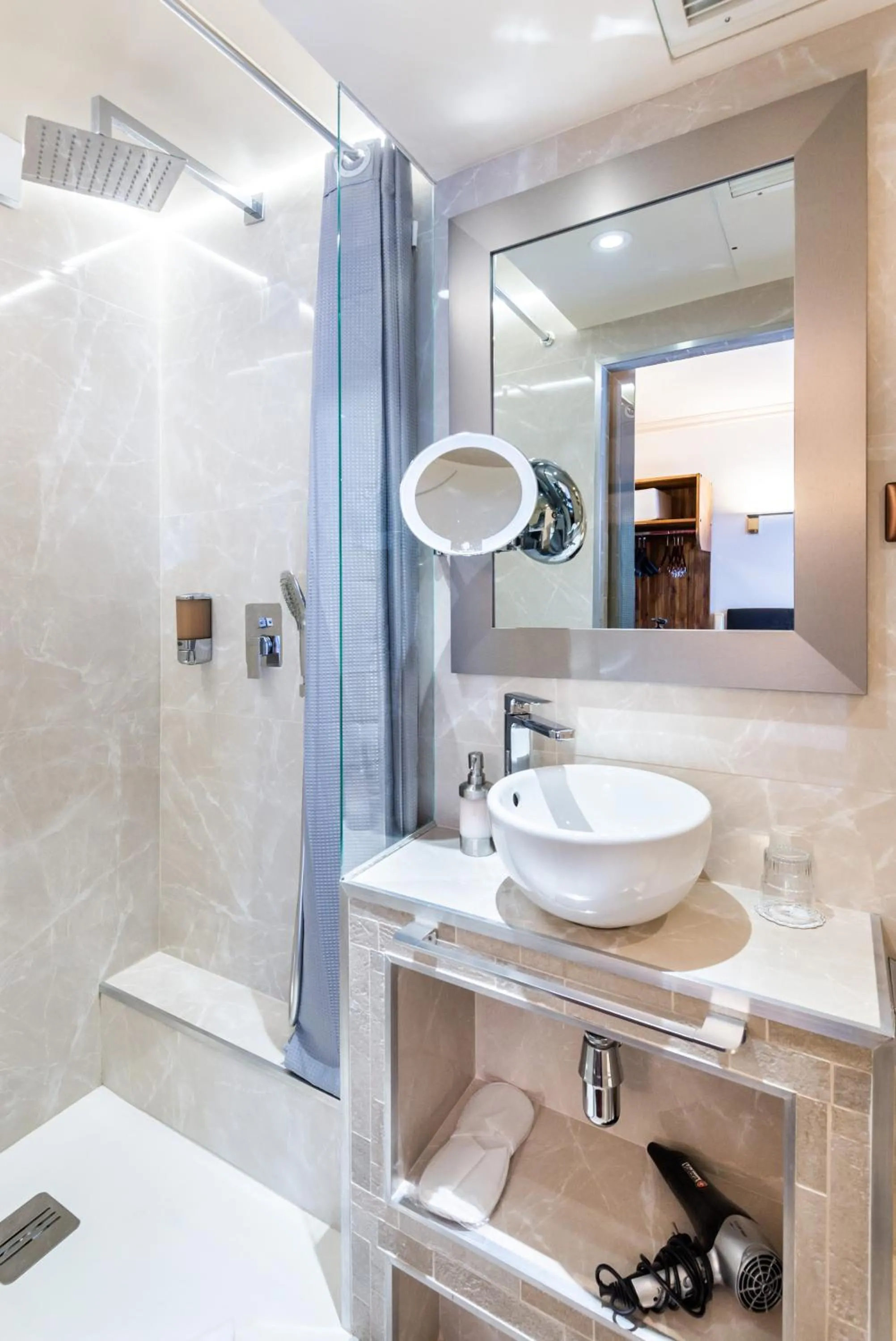 Shower in hotel Louvre Sainte Anne