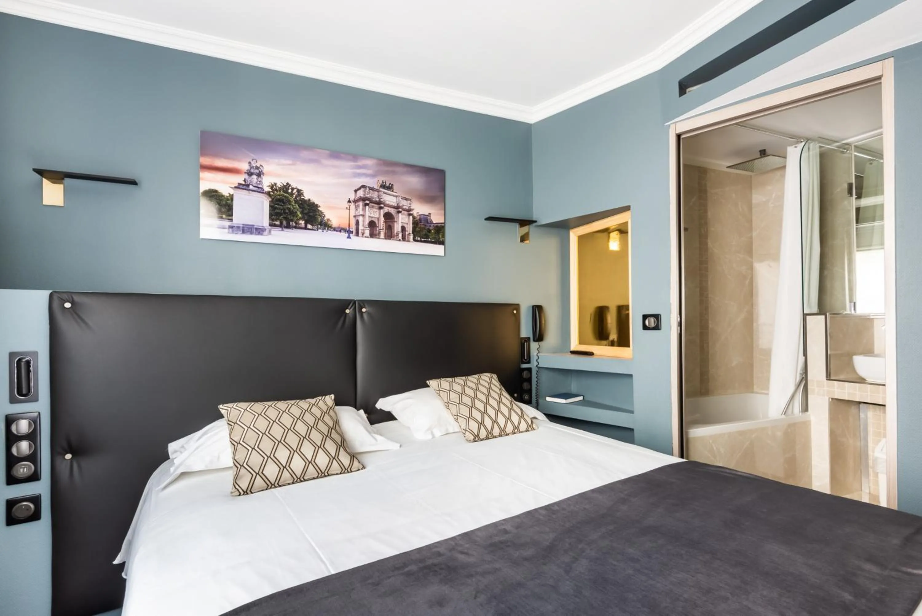 Bed in hotel Louvre Sainte Anne