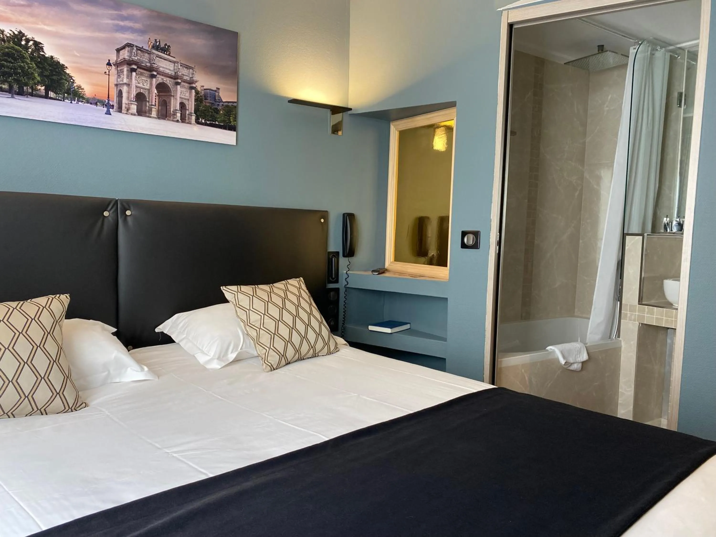 Bed in hotel Louvre Sainte Anne