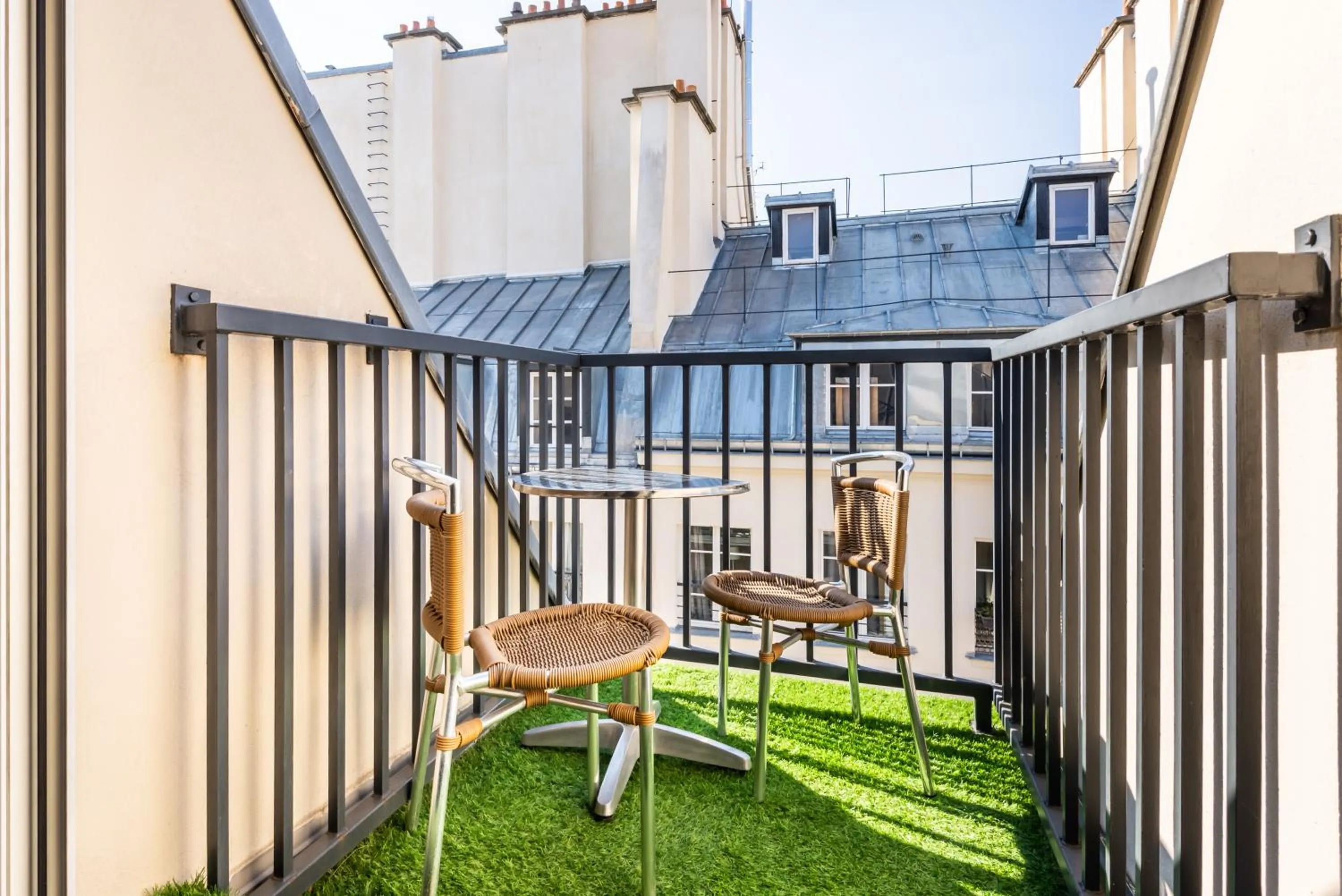 Patio in hotel Louvre Sainte Anne