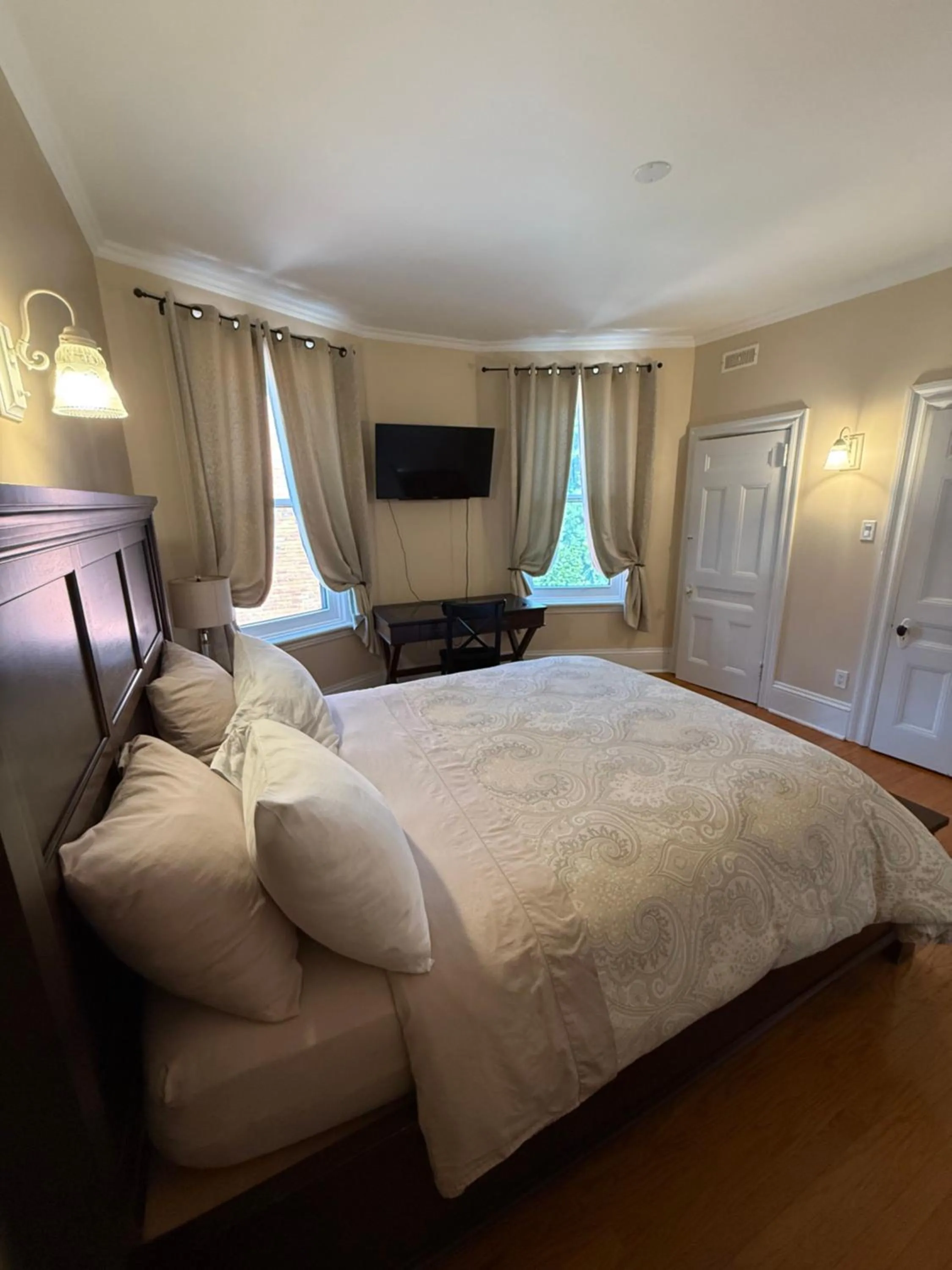 Bed in The Century House Bed and Breakfast Ottawa