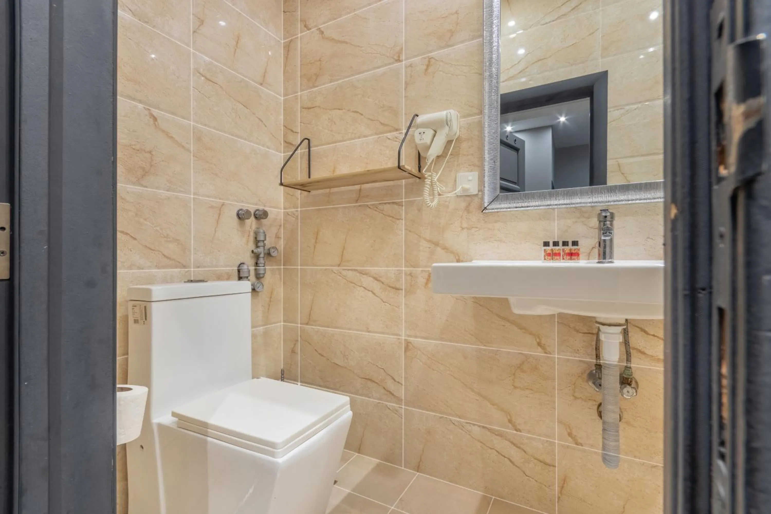 Shower in Maestro Hotel