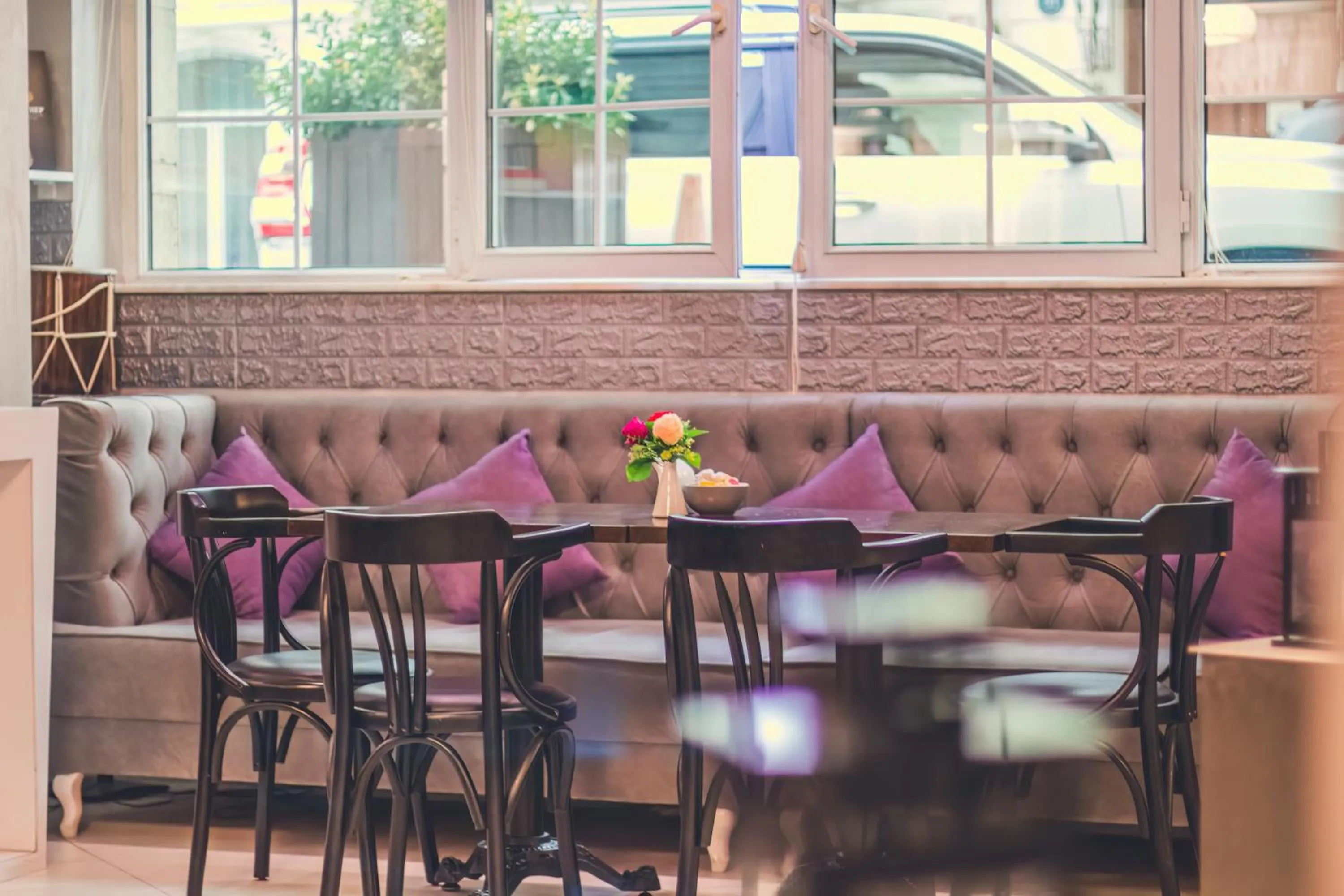 Restaurant/places to eat in Maestro Hotel