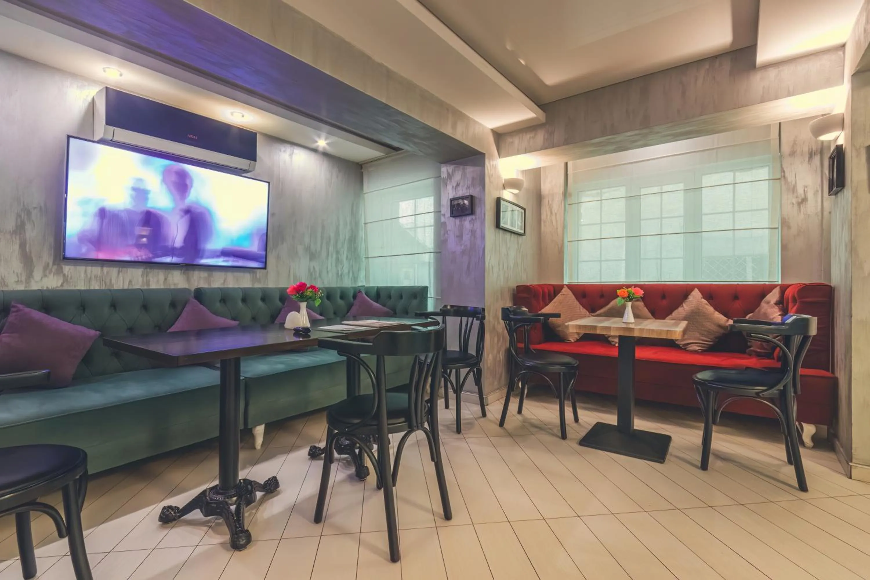 Restaurant/places to eat in Maestro Hotel