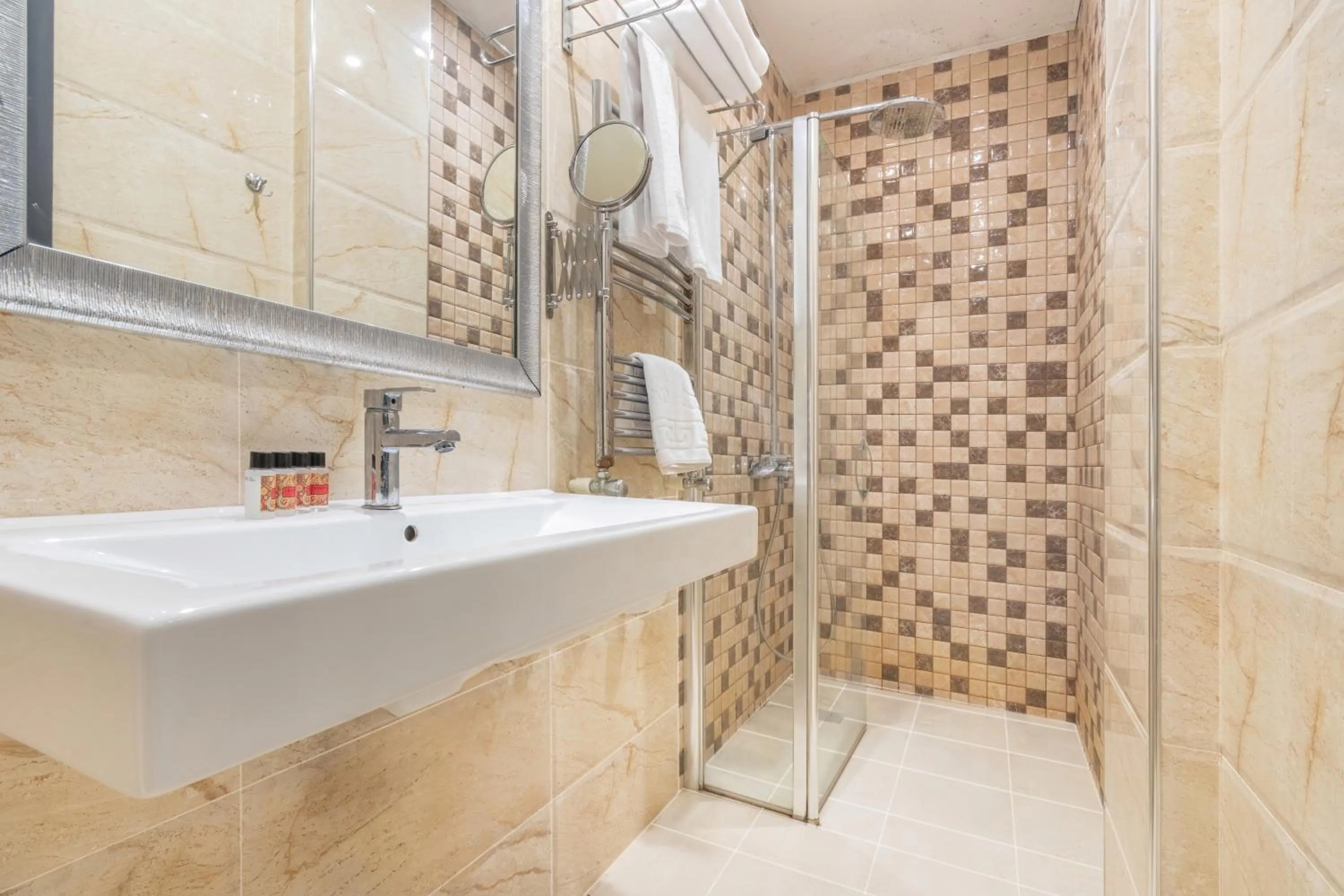 Shower in Maestro Hotel