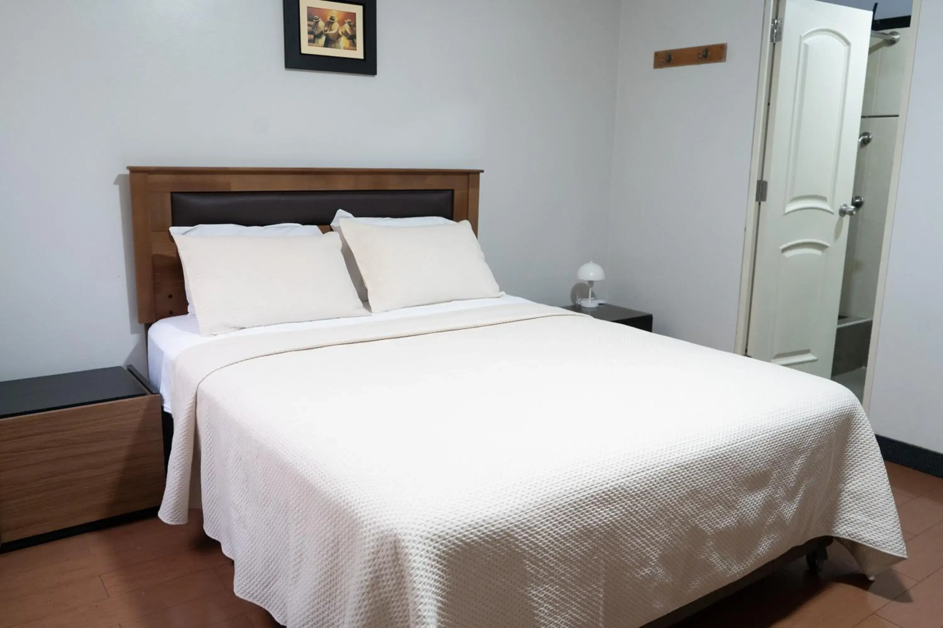 Queen Room with Desk in San Miguel Awanka Hotel Queen Room with Desk in San Miguel Awanka Hotel