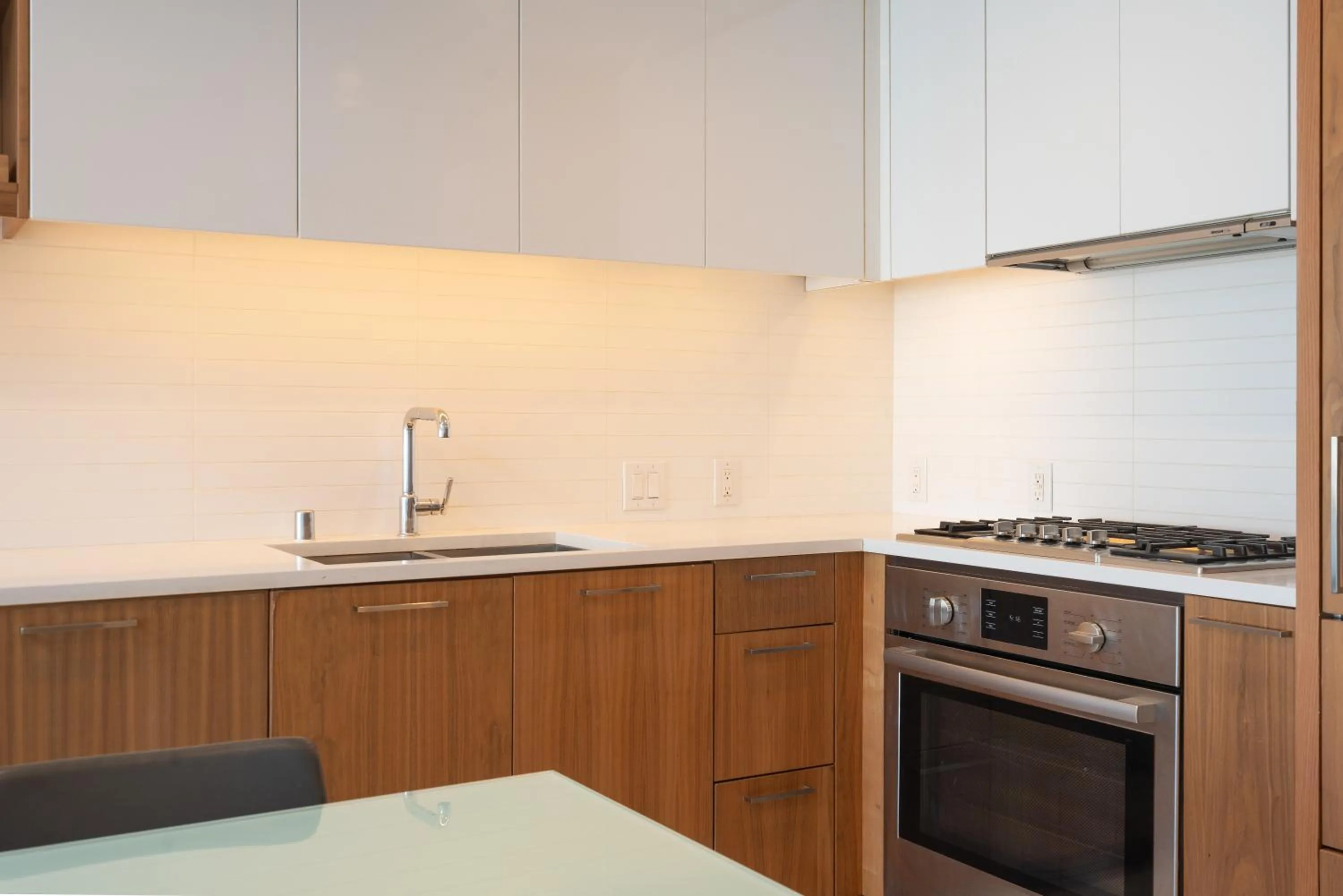 Kitchen or kitchenette in Level Los Angeles - Downtown South Olive