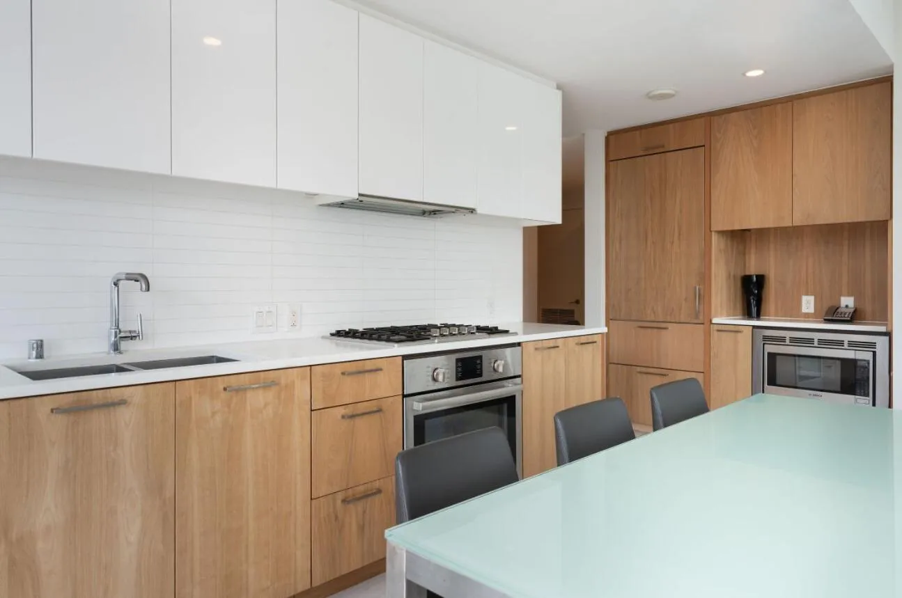 Kitchen or kitchenette in Level Los Angeles - Downtown South Olive