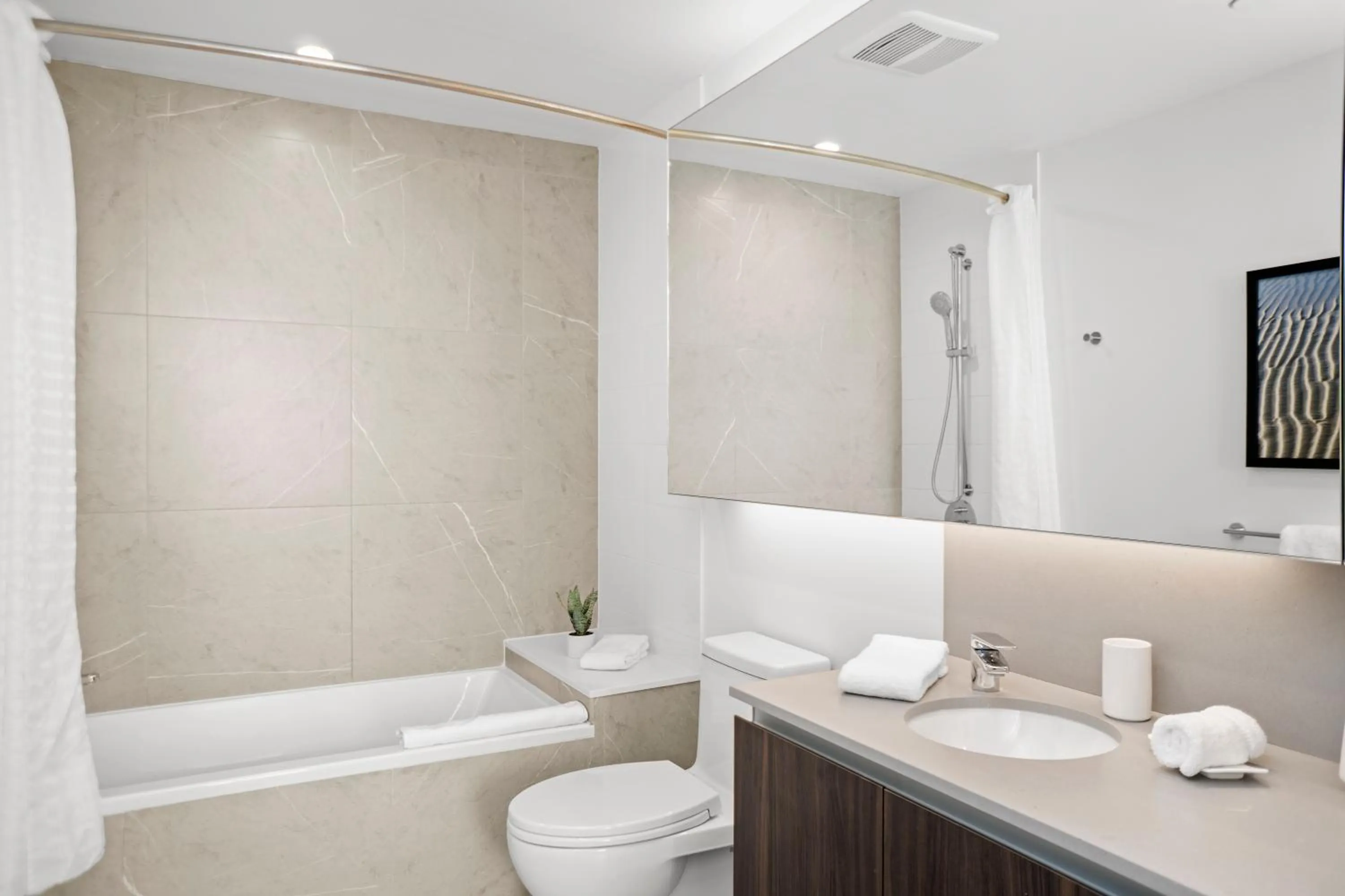 Shower in Level Los Angeles - Downtown South Olive