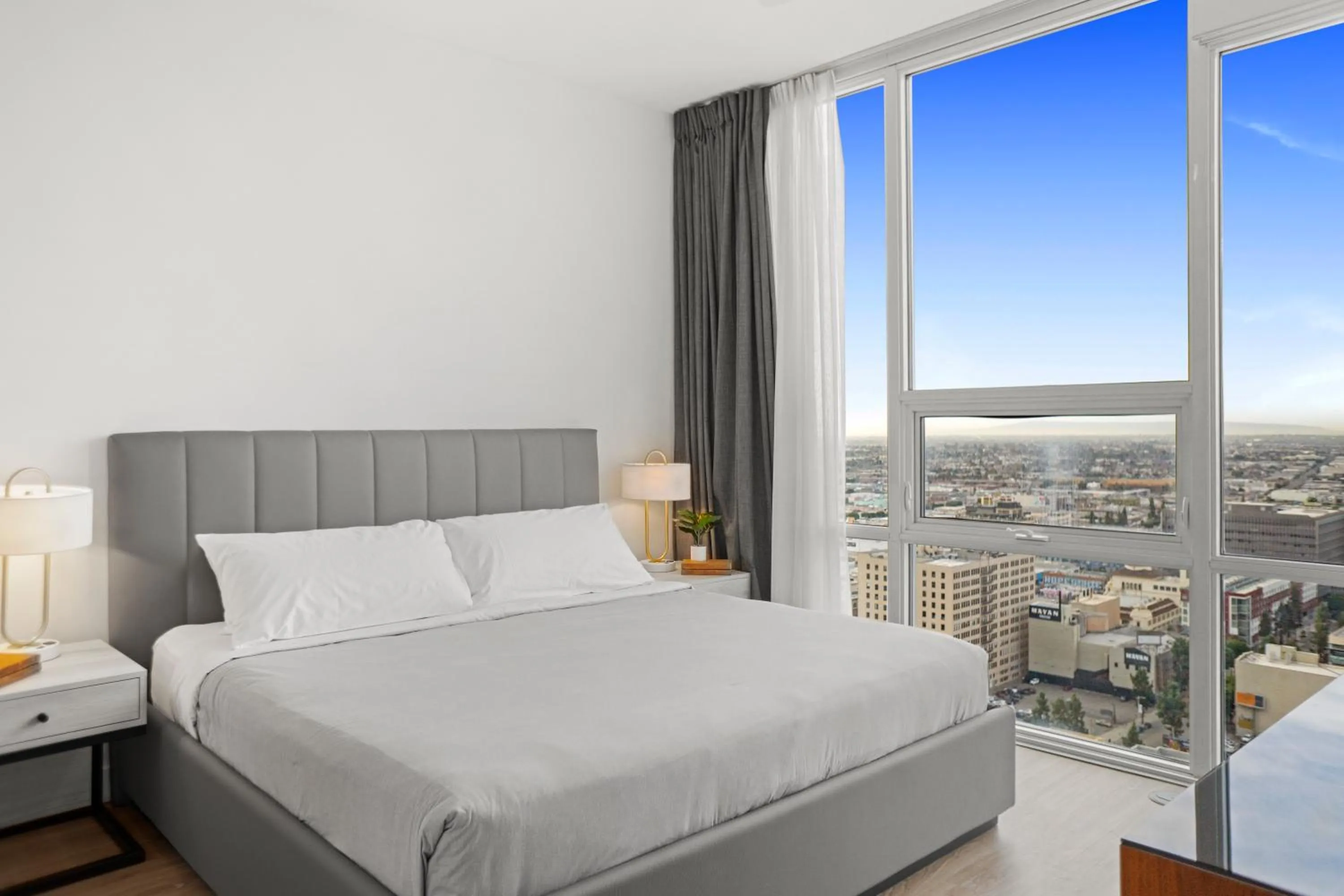Bed in Level Los Angeles - Downtown South Olive