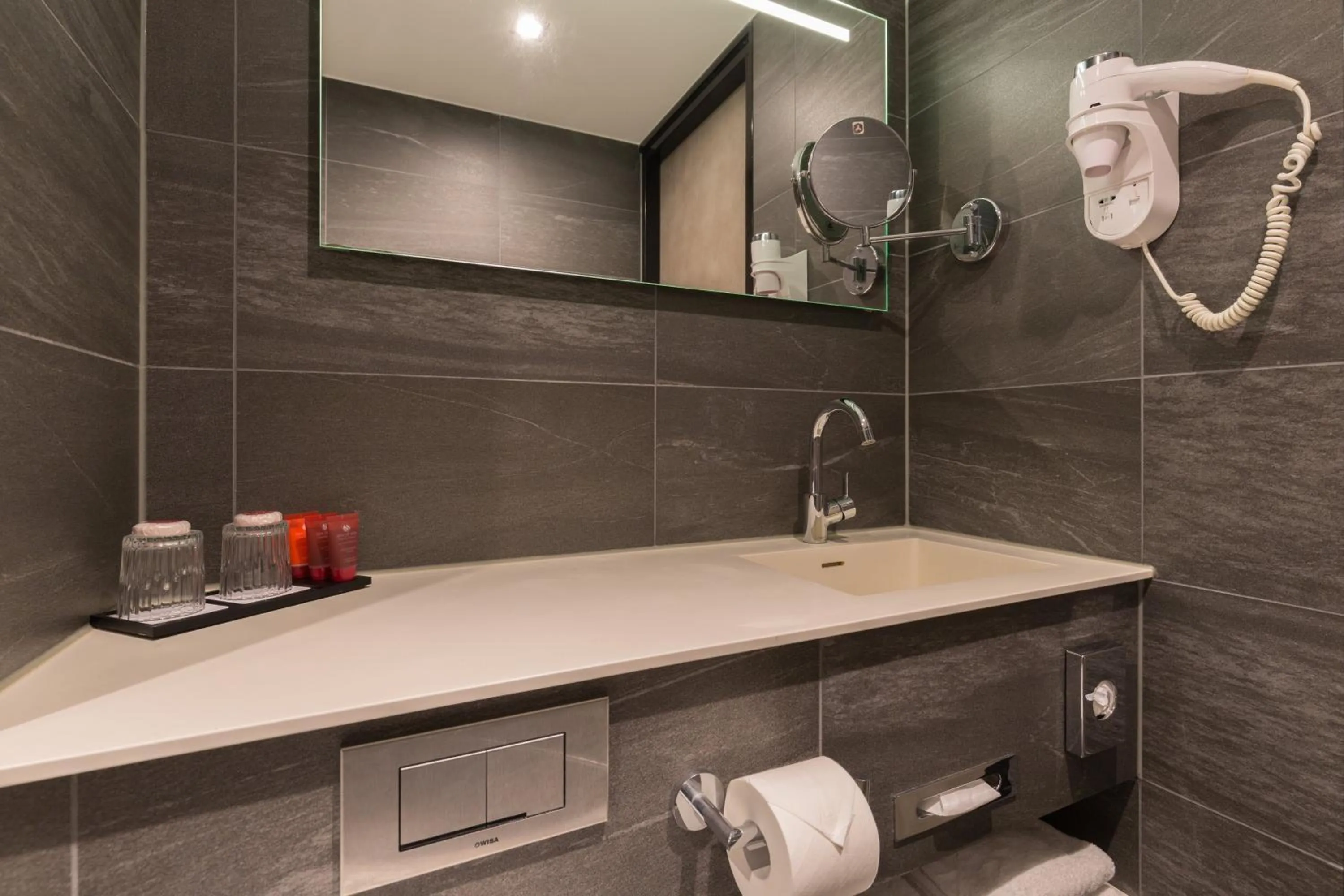 Bathroom in Leonardo Hotel Groningen Stadspark