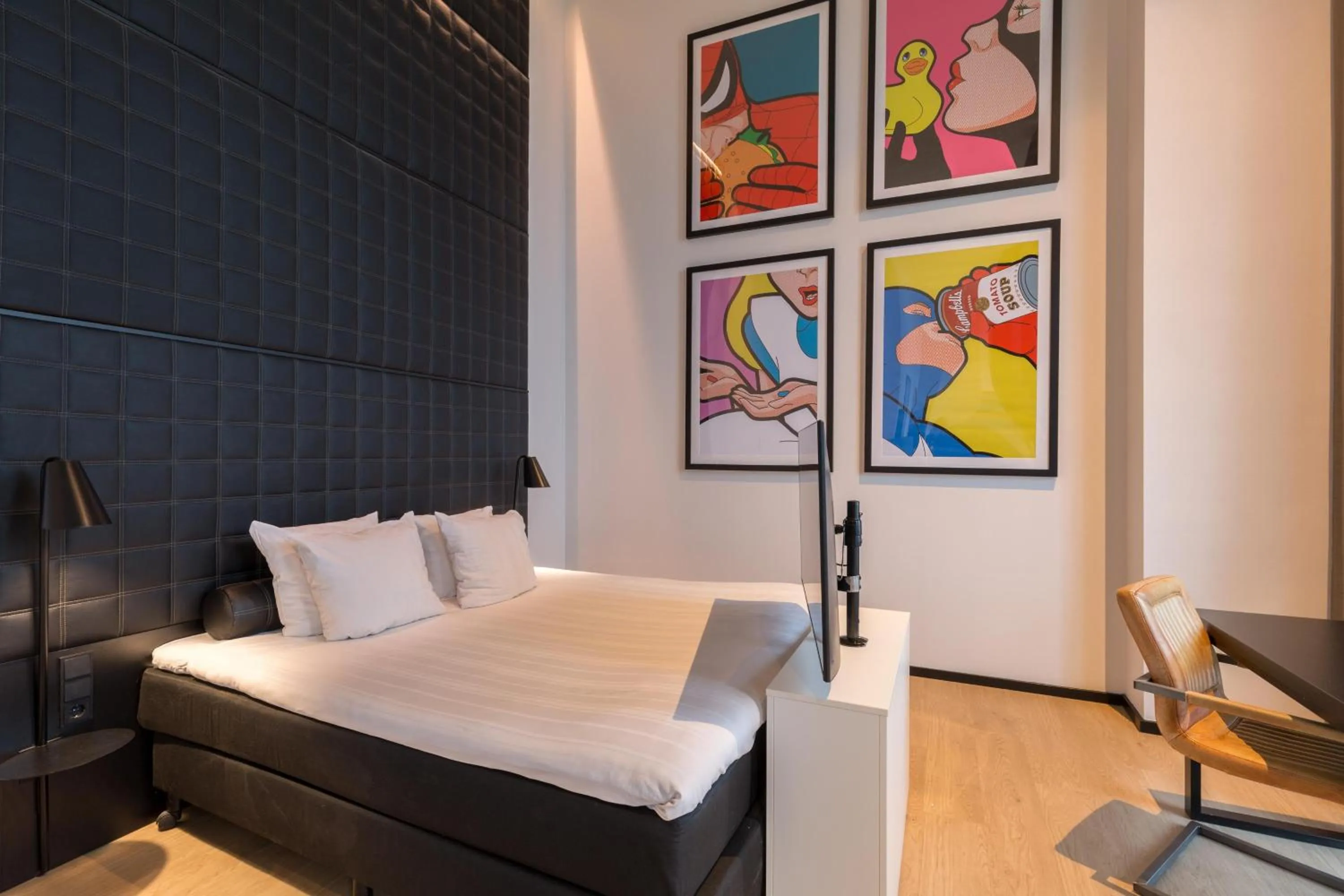 Facade/entrance, Bed in Leonardo Hotel Groningen Stadspark