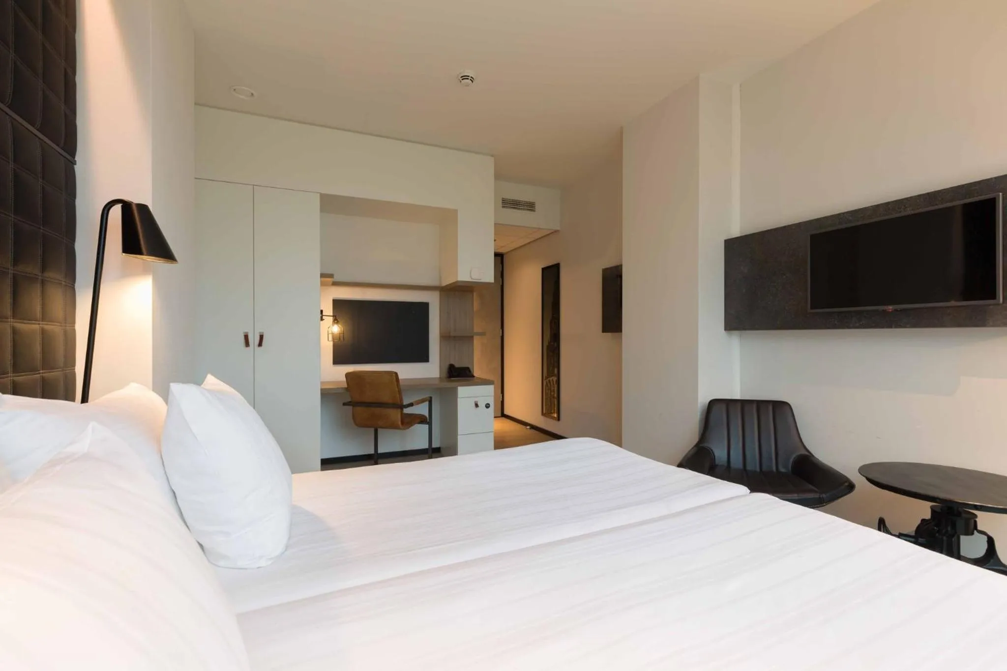 Bedroom, Bed in Leonardo Hotel Groningen Stadspark