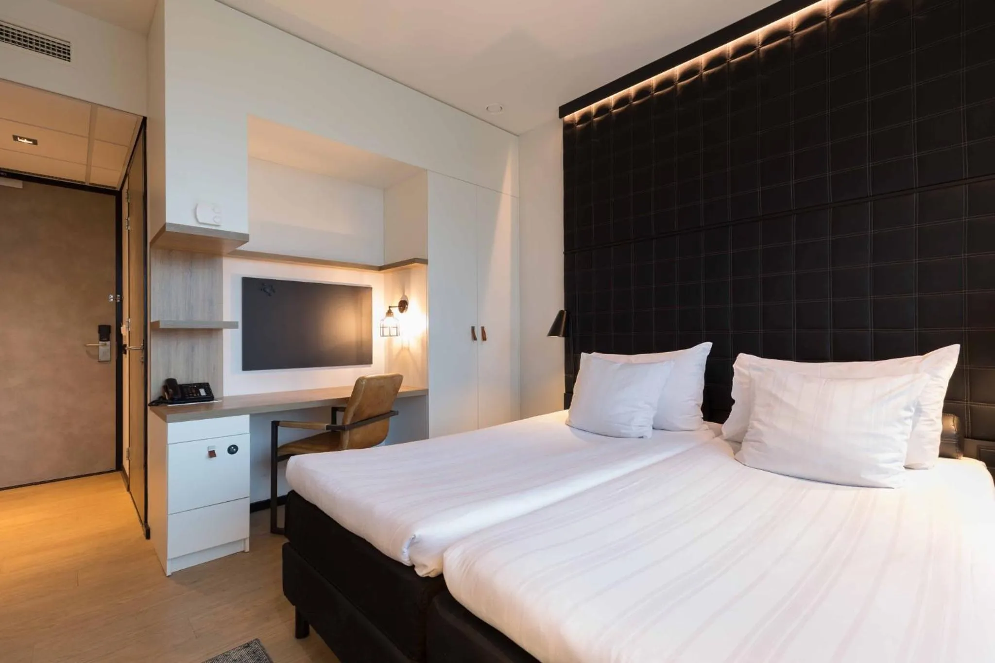 Bedroom, Bed in Leonardo Hotel Groningen Stadspark