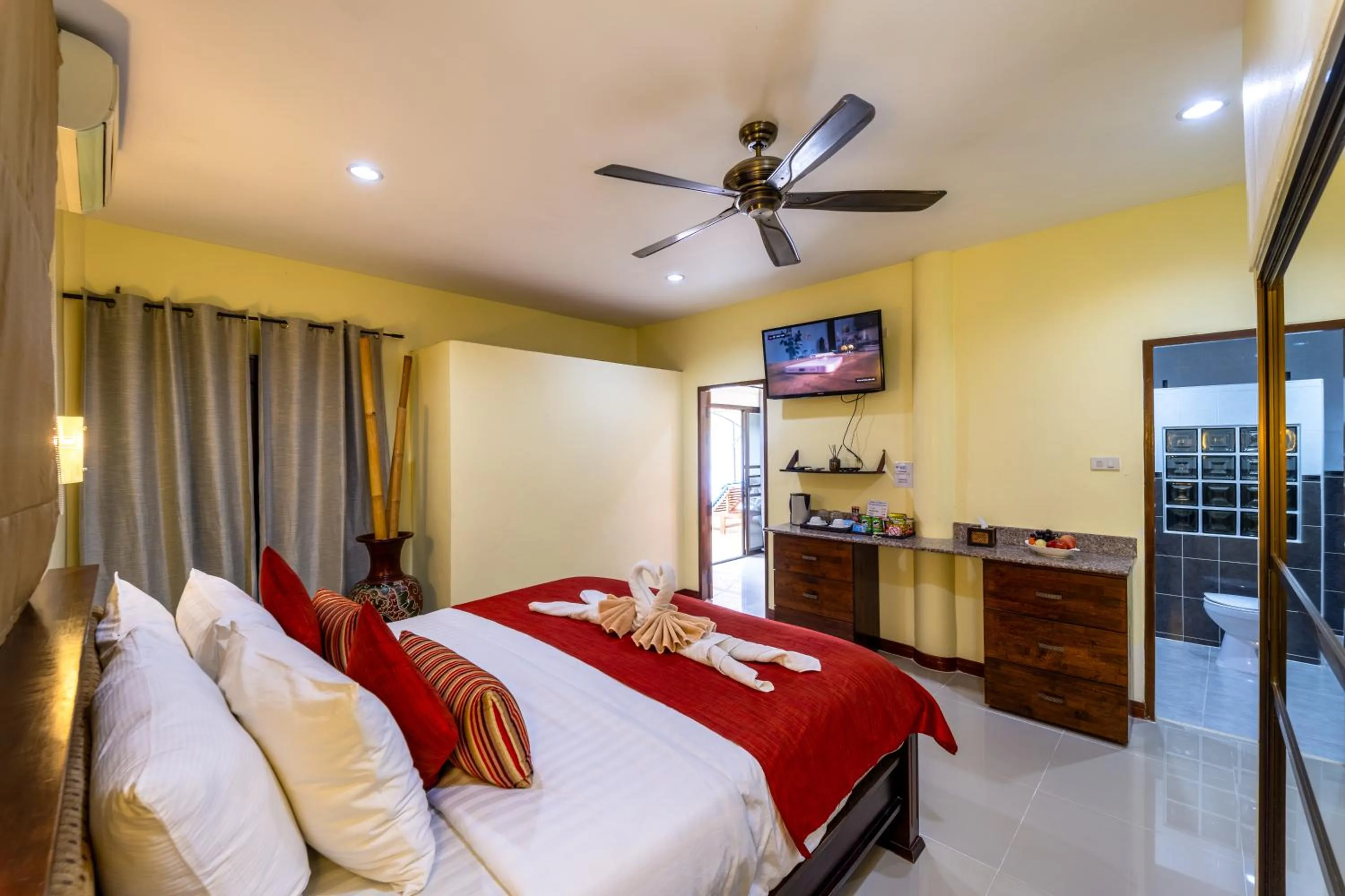 Photo of the whole room, Bed in Siam Court Hotel and Resort