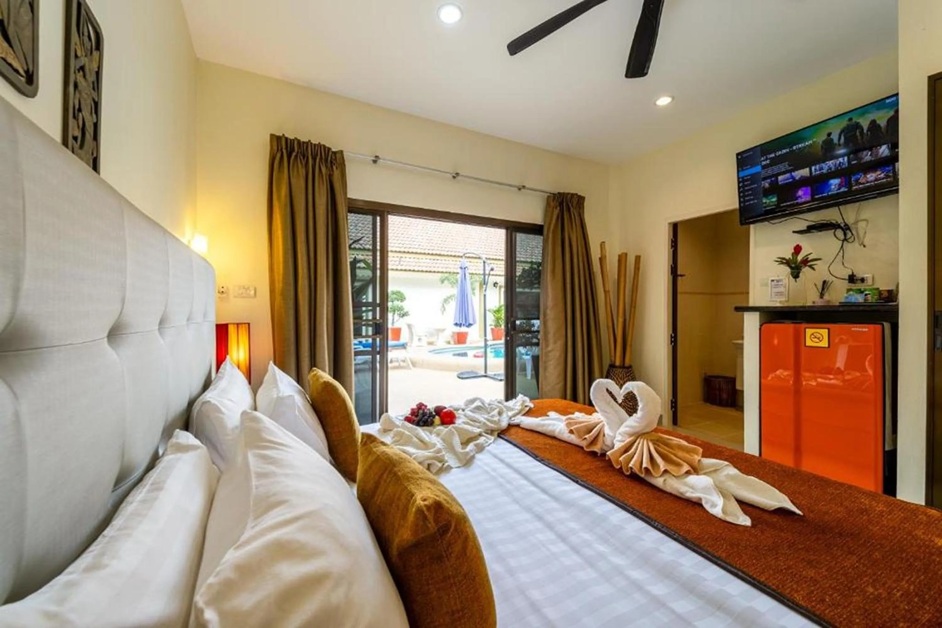 Bedroom, Bed in Siam Court Hotel and Resort