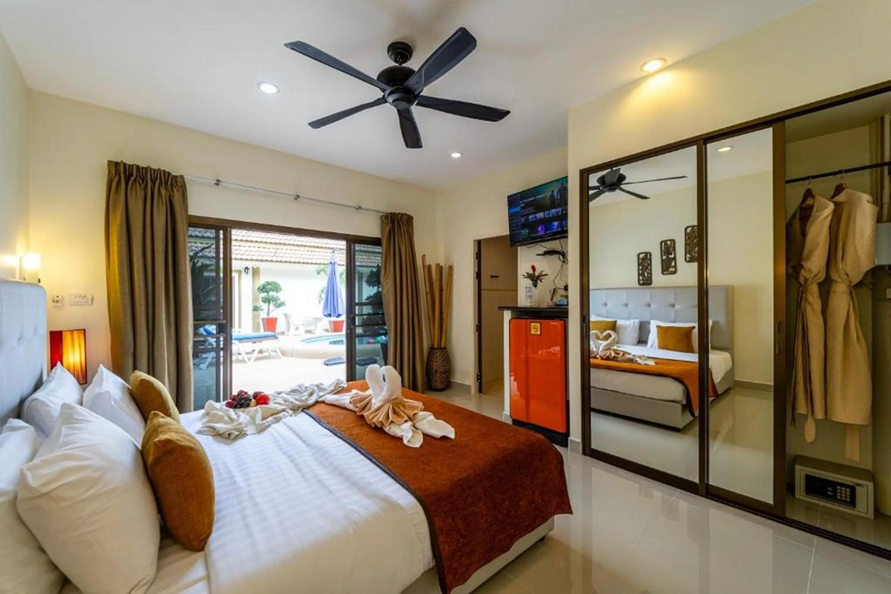 Photo of the whole room, Bed in Siam Court Hotel and Resort