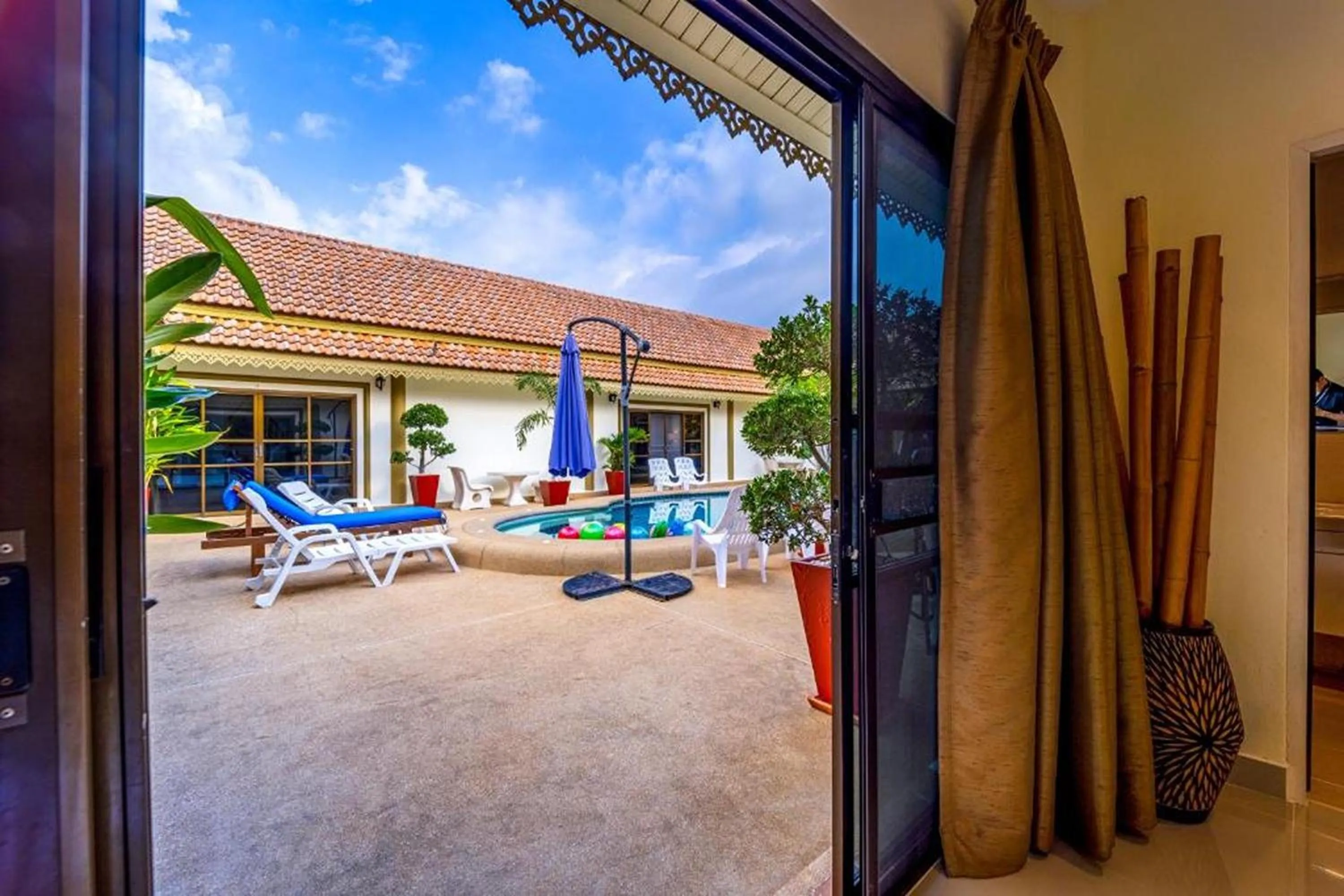 Swimming pool in Siam Court Hotel and Resort