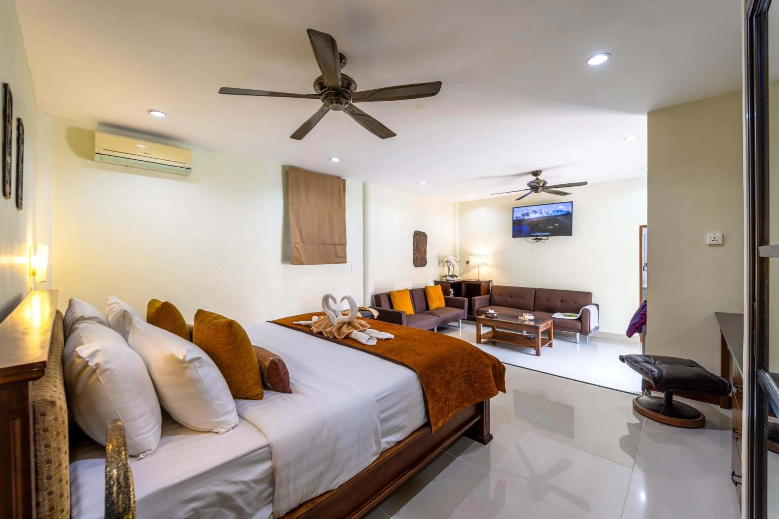 Photo of the whole room, Bed in Siam Court Hotel and Resort