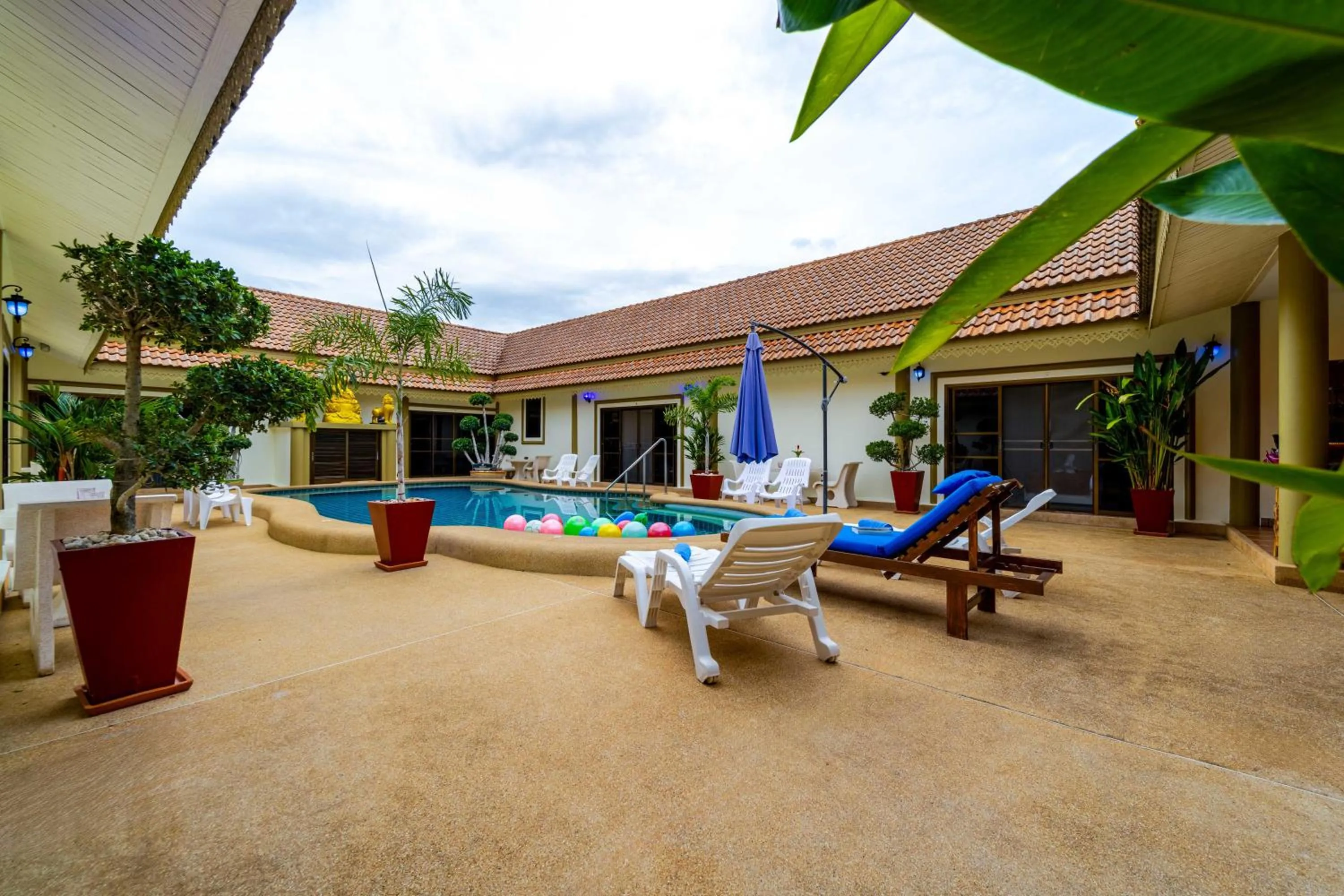Pool view in Siam Court Hotel and Resort