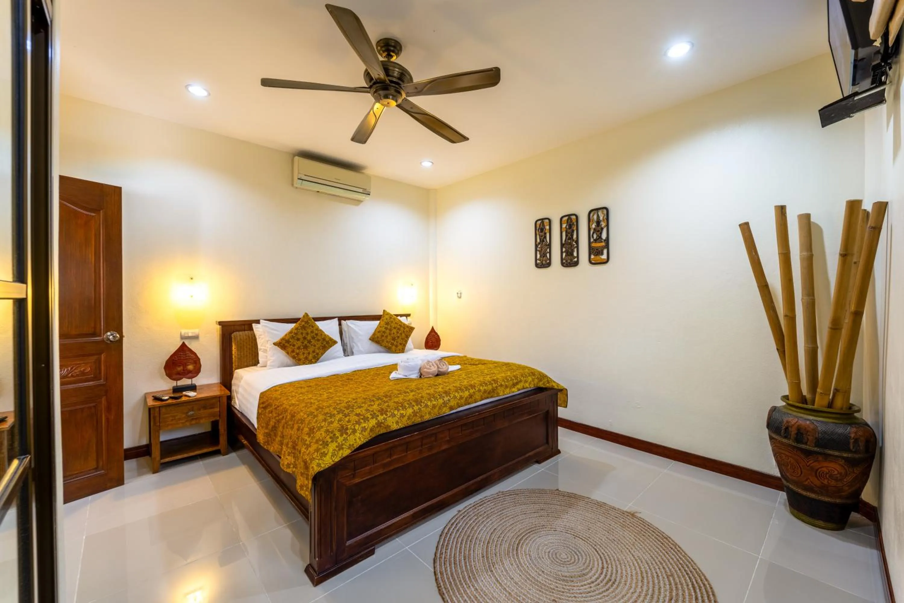 Bed in Siam Court Hotel and Resort