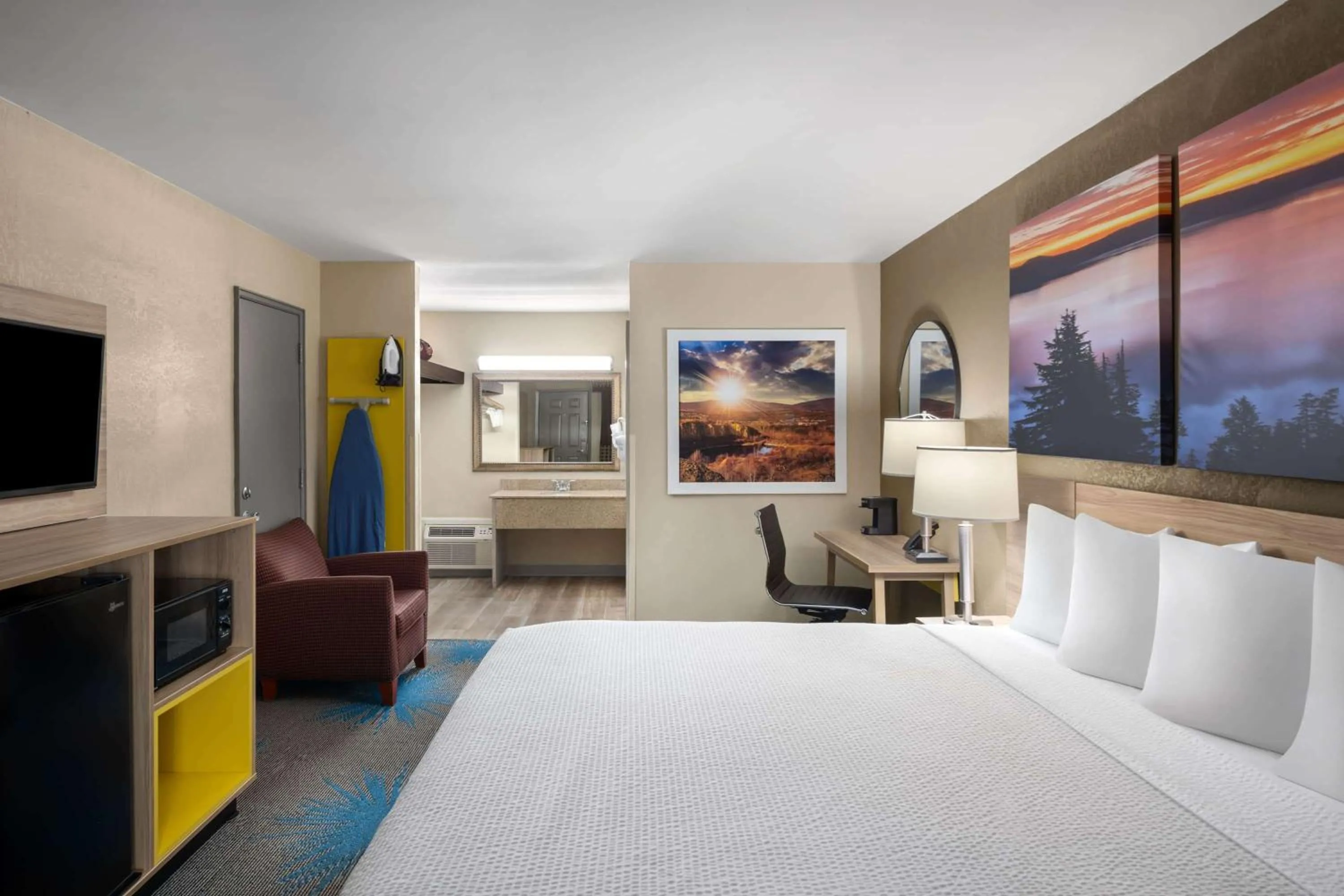 Photo of the whole room, Bed in Days Inn by Wyndham Klamath Falls