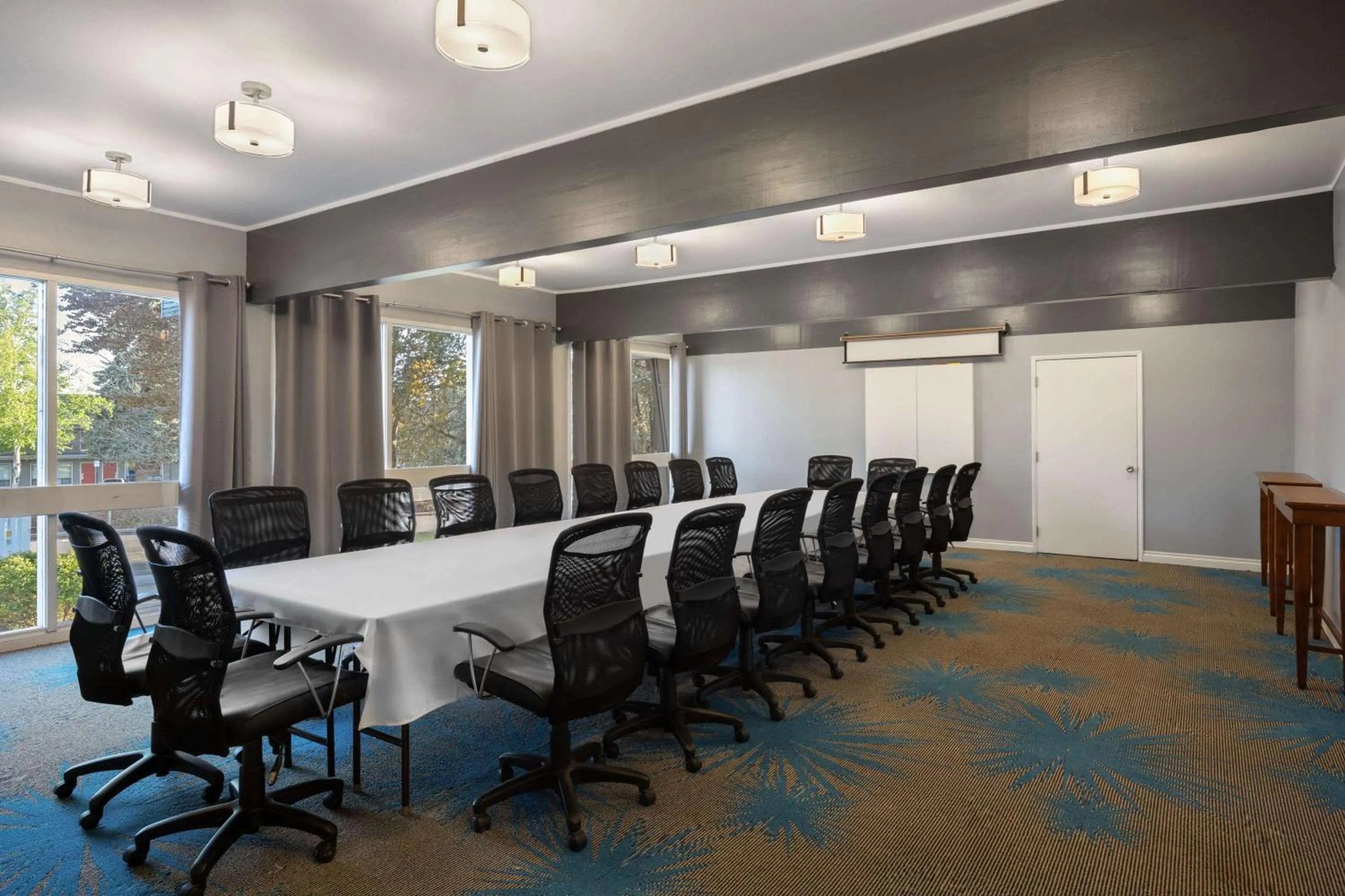 Meeting/conference room in Days Inn by Wyndham Klamath Falls