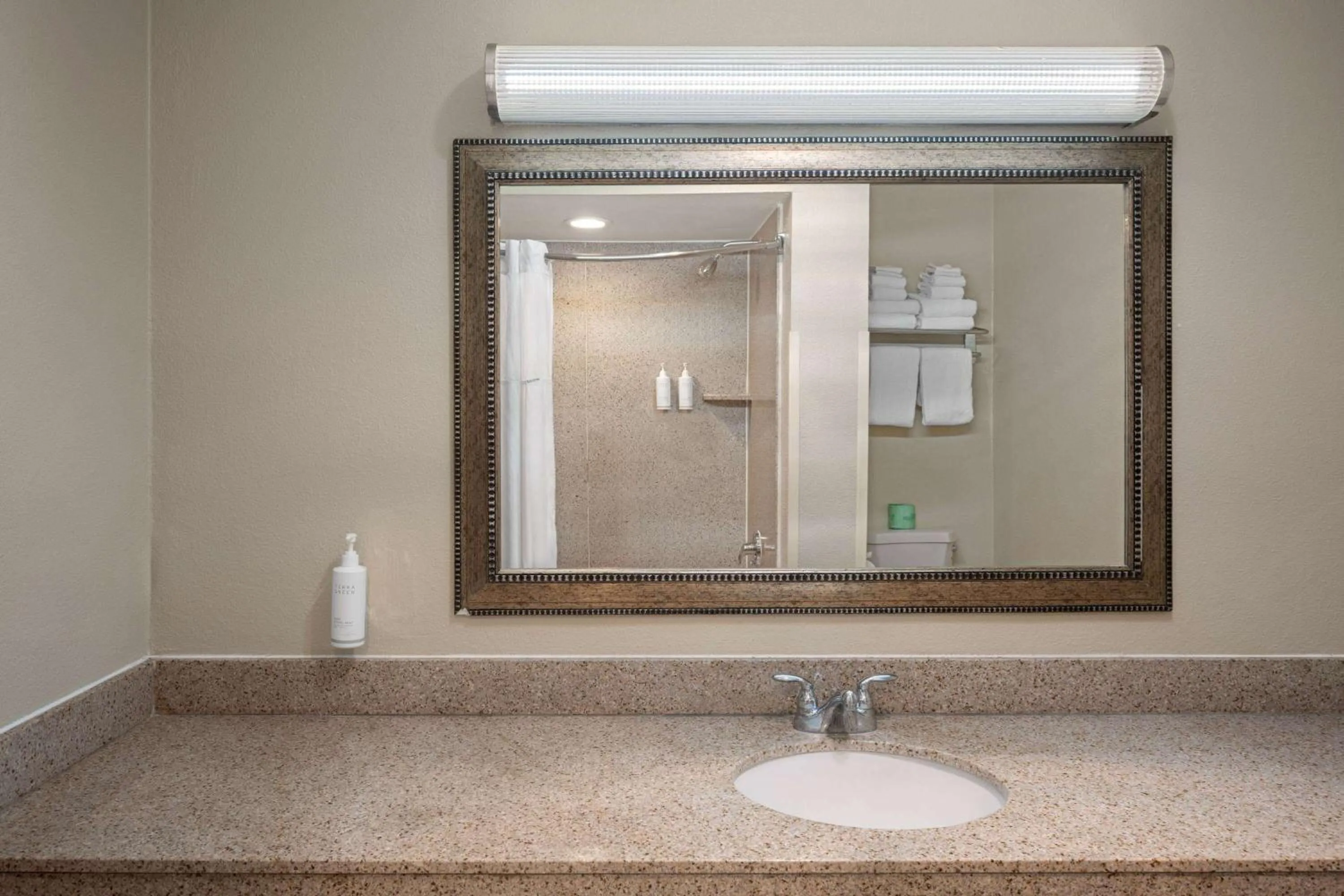 Bathroom in Days Inn by Wyndham Klamath Falls