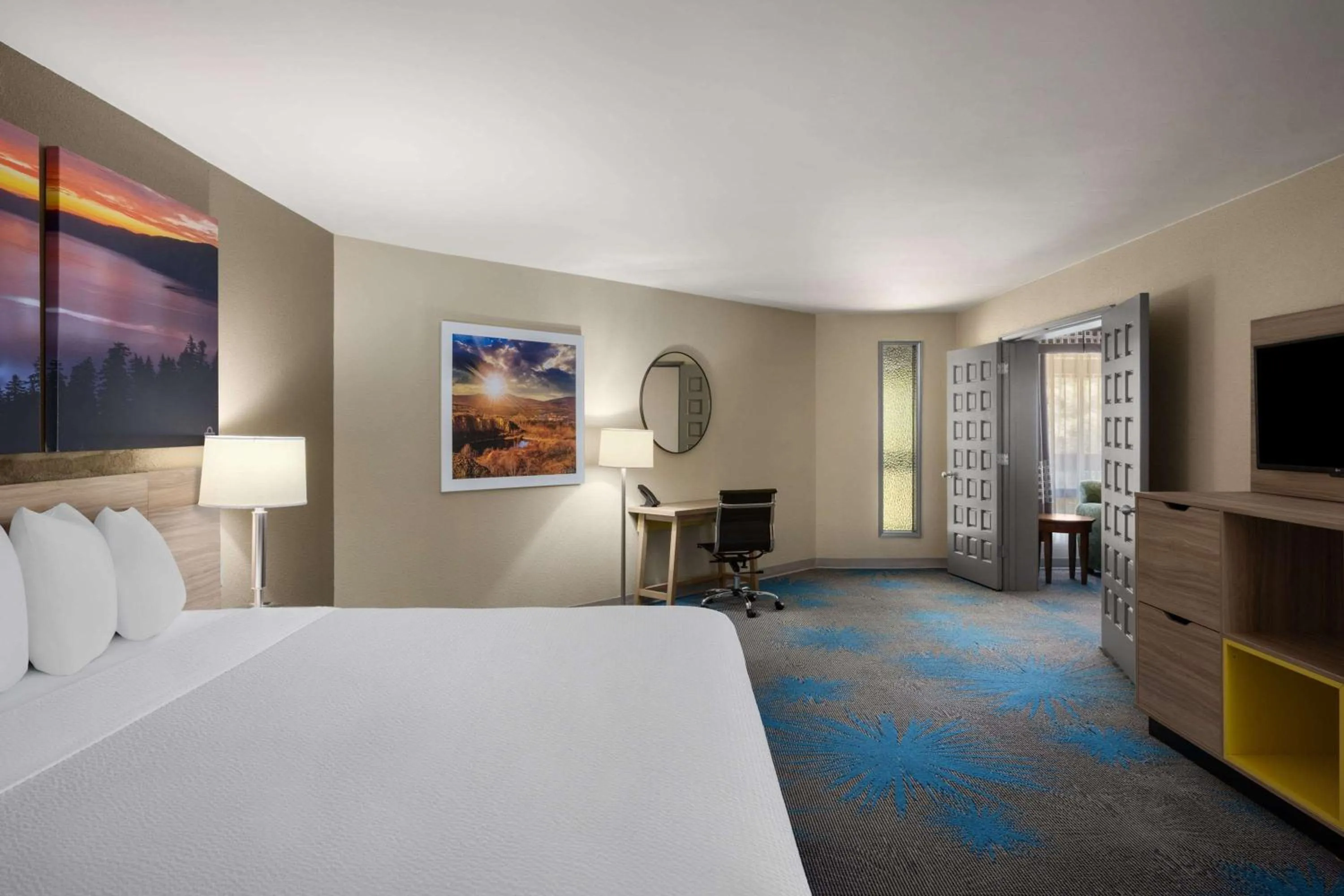 Photo of the whole room, Bed in Days Inn by Wyndham Klamath Falls