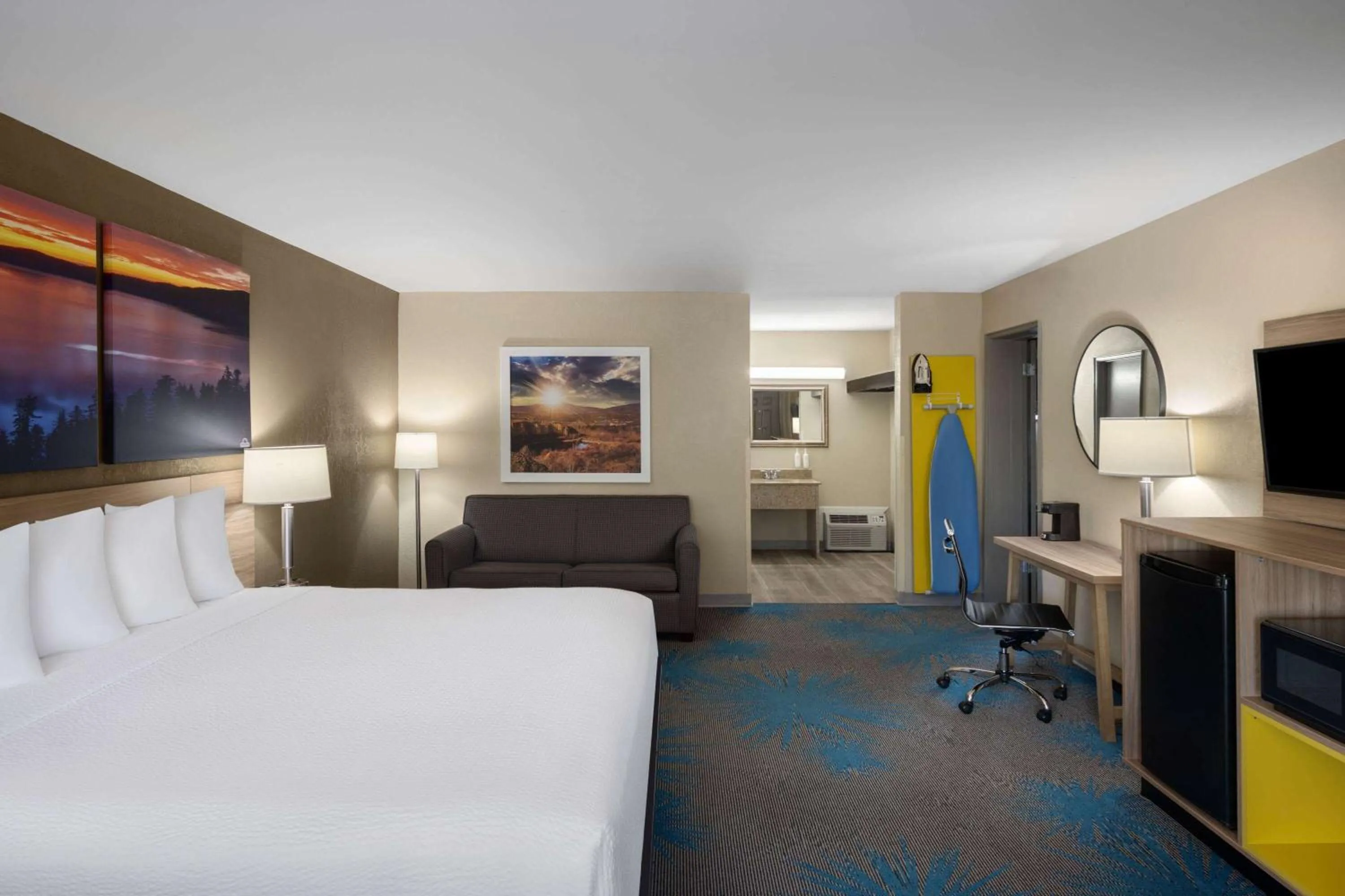 Photo of the whole room, Bed in Days Inn by Wyndham Klamath Falls