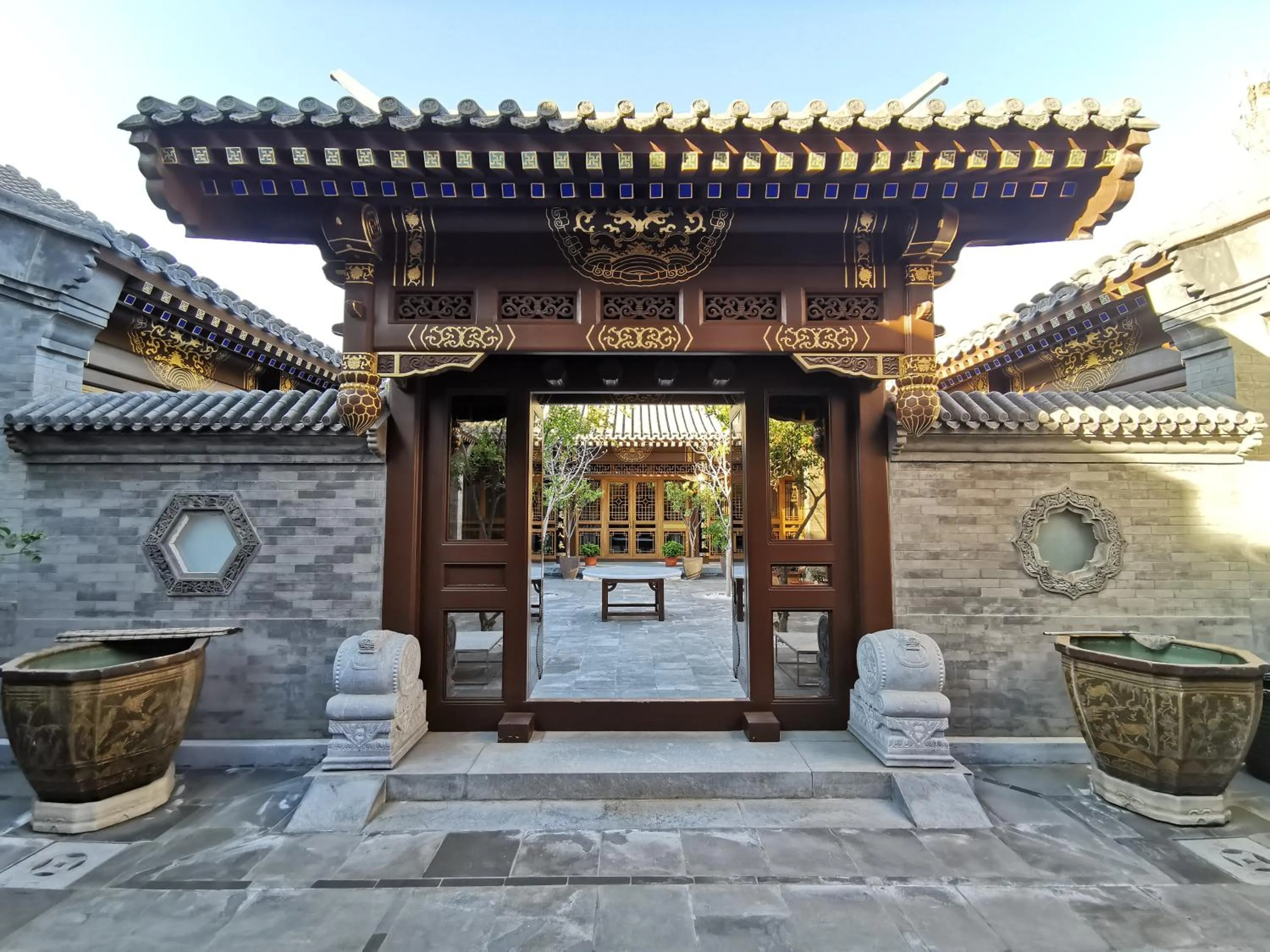 Facade/entrance in Cours Et Pavillons