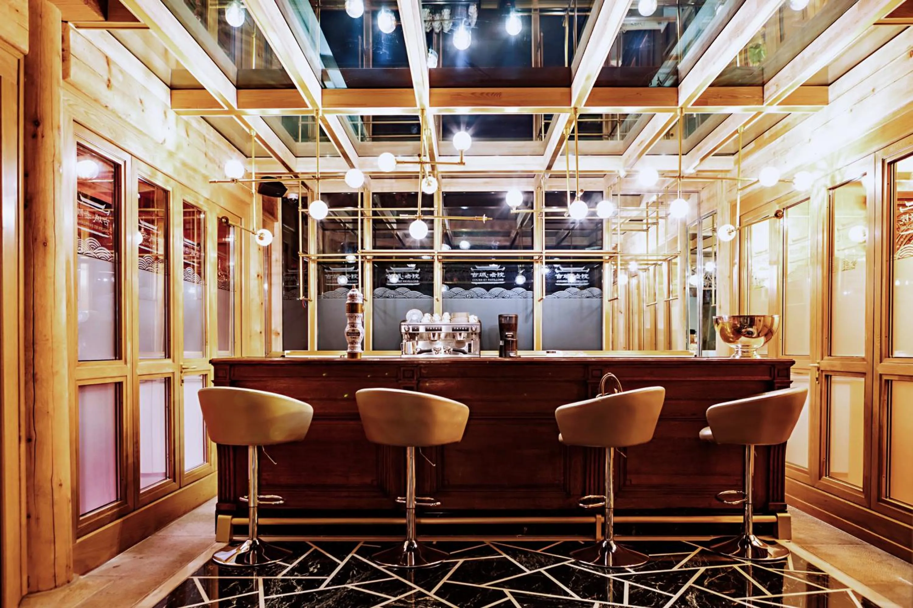 Lounge or bar in Cours Et Pavillons