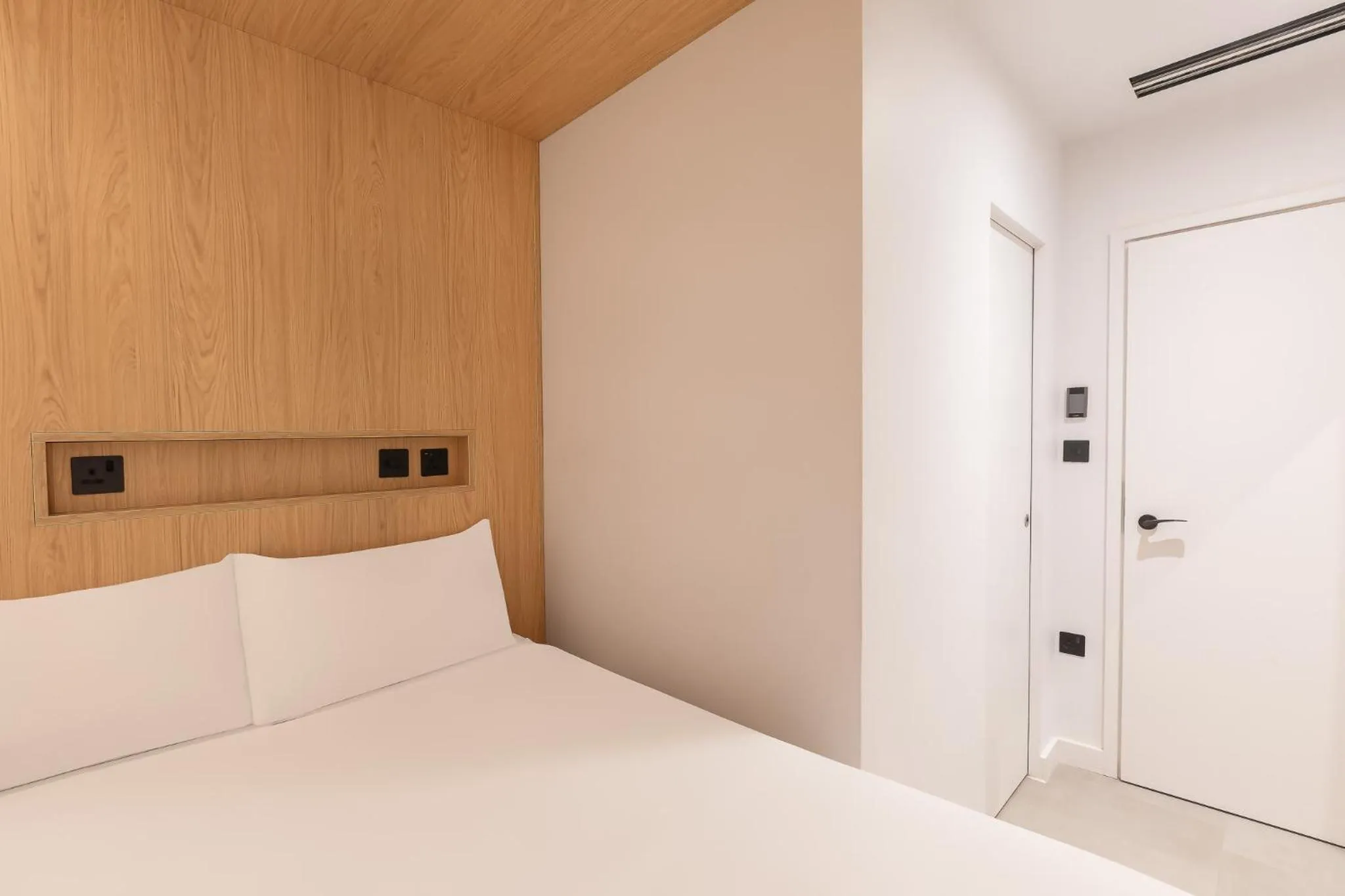 Bed in Zedwell Hotel Knightsbridge