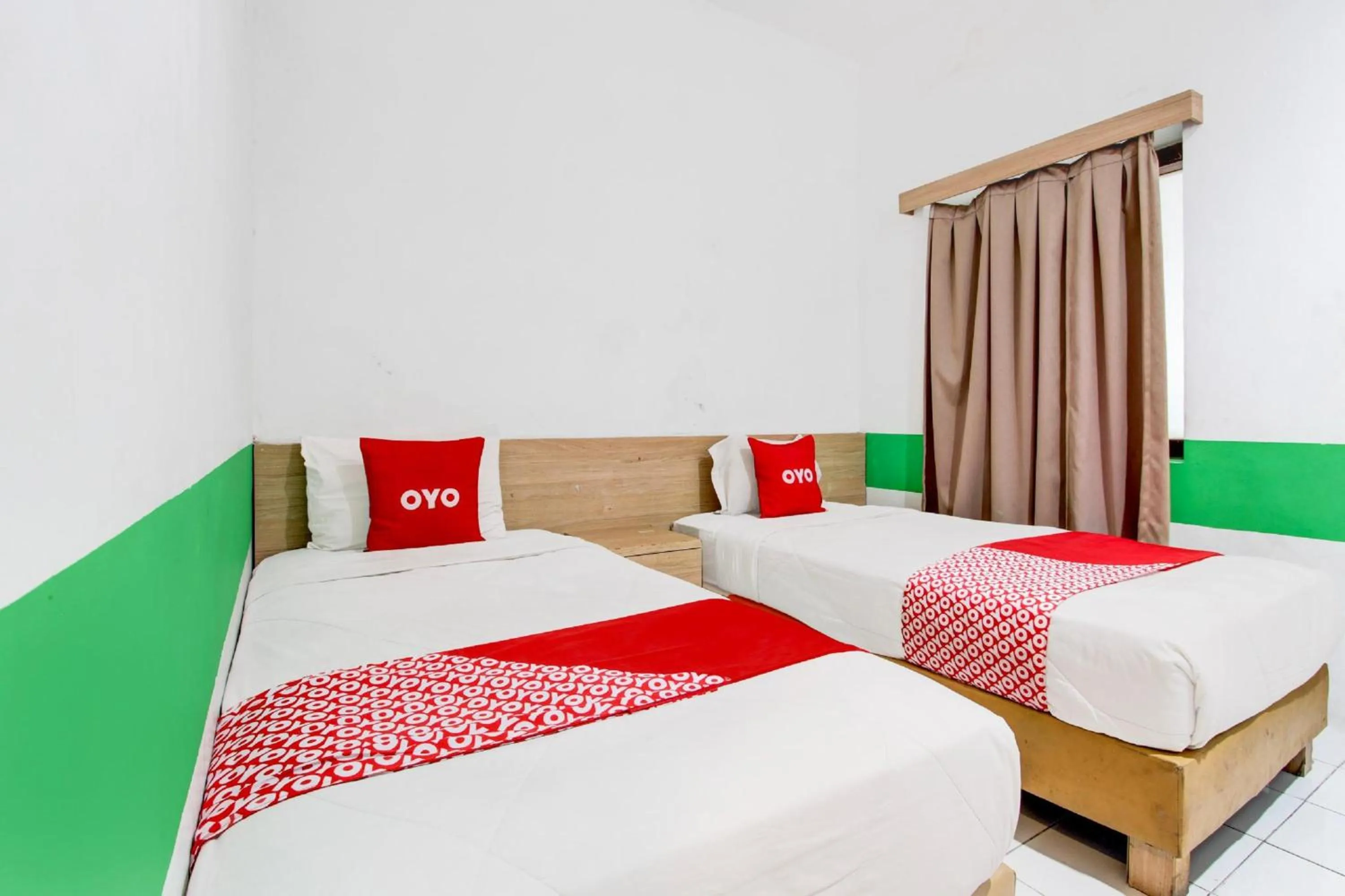 Photo of the whole room, Bed in Collection O Jalan Slamet Riyadi Near Kampung Batik Kauman Formerly Hotel Grand Kota