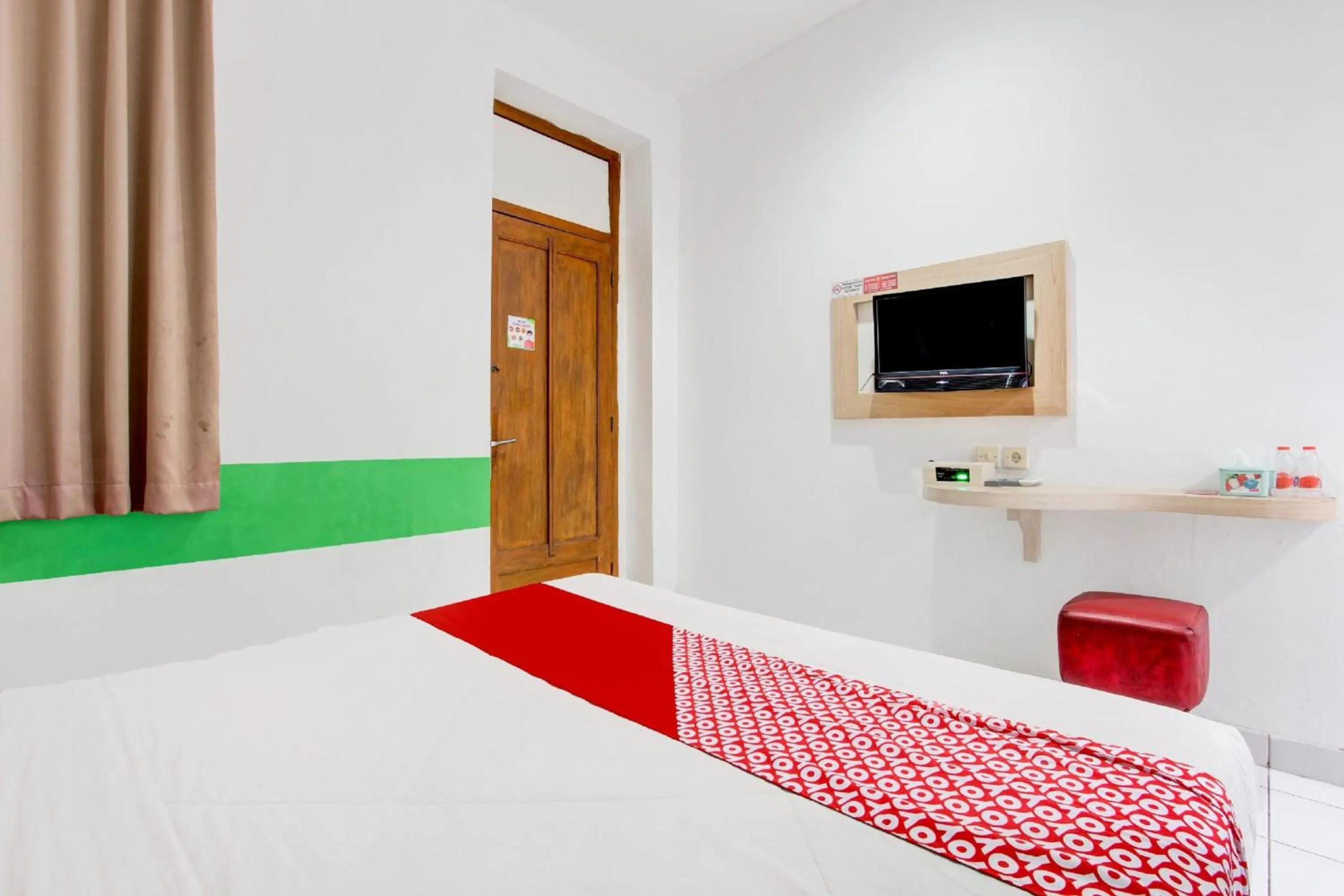 Bedroom, Bed in Collection O Jalan Slamet Riyadi Near Kampung Batik Kauman Formerly Hotel Grand Kota