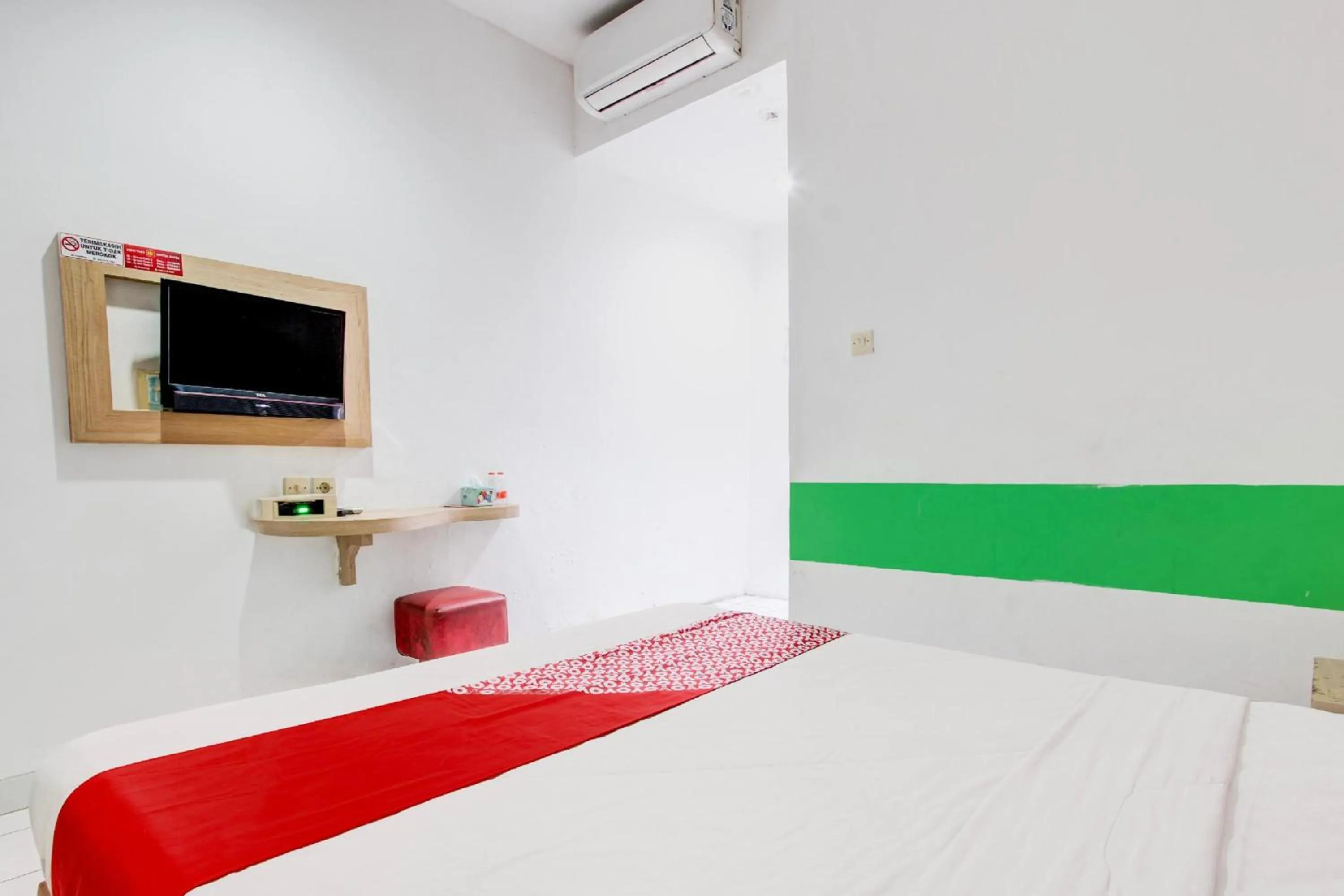 Bedroom, Bed in Collection O Jalan Slamet Riyadi Near Kampung Batik Kauman Formerly Hotel Grand Kota