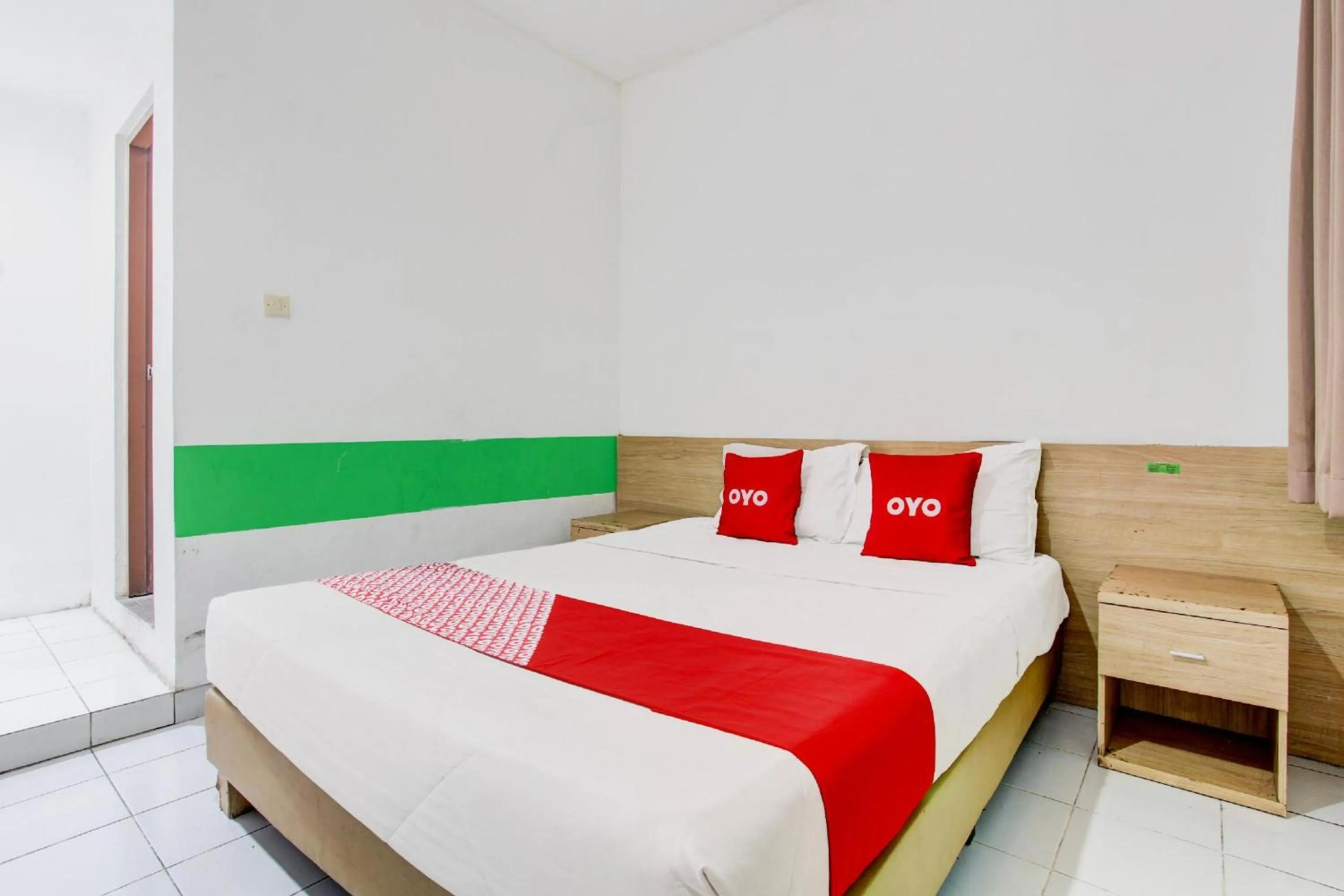 Photo of the whole room, Bed in Collection O Jalan Slamet Riyadi Near Kampung Batik Kauman Formerly Hotel Grand Kota