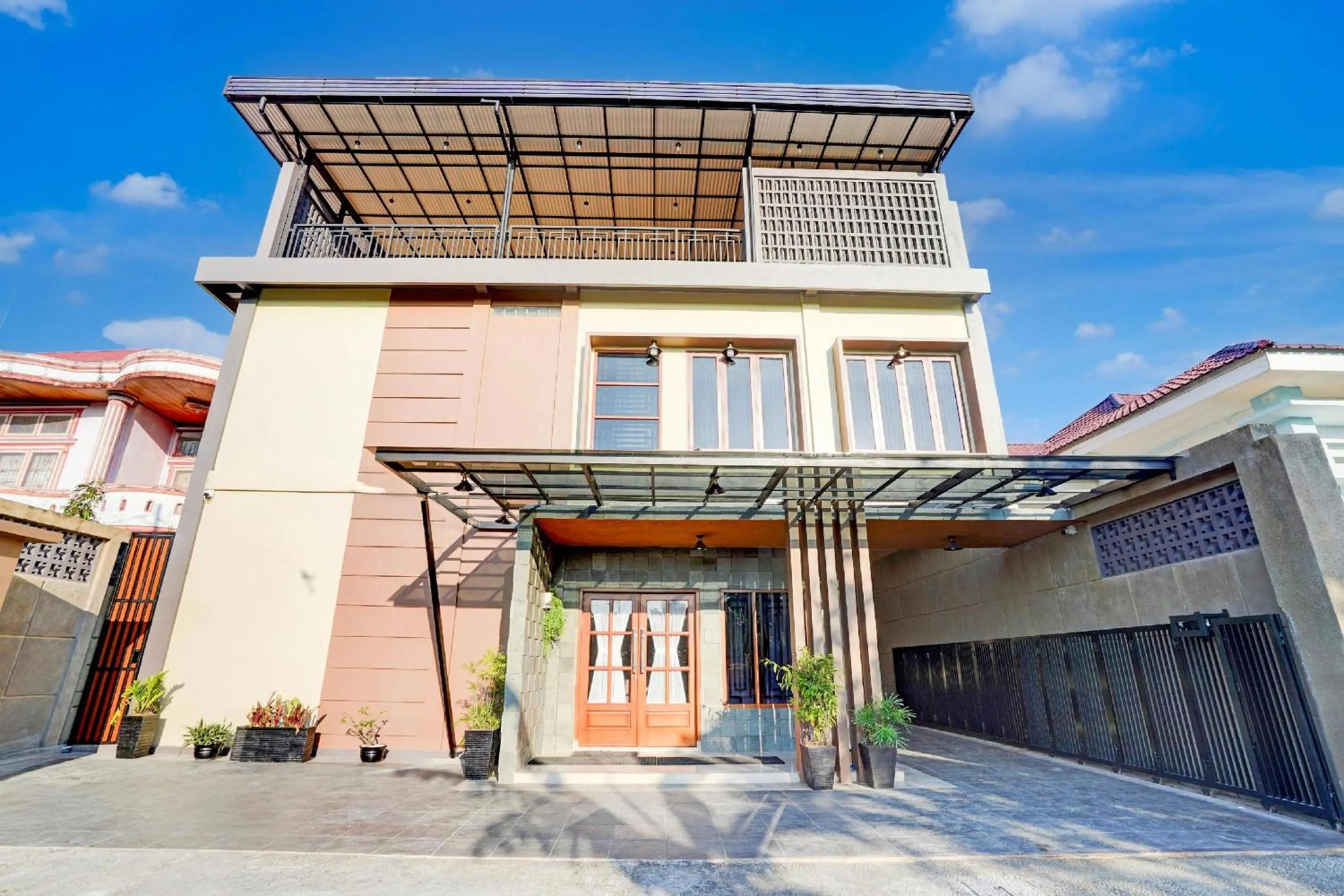 Facade/entrance in Collection O Padang City Center Near Transmart Padang Formerly De Orchids