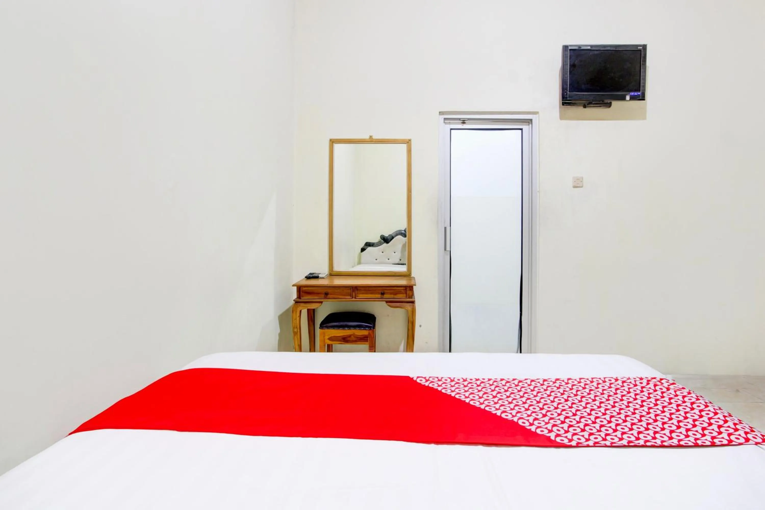 Bedroom, Bed in Hotel O Jalan Malioboro Near Stasiun Tugu Yogyakarta Formerly Hotel Baru