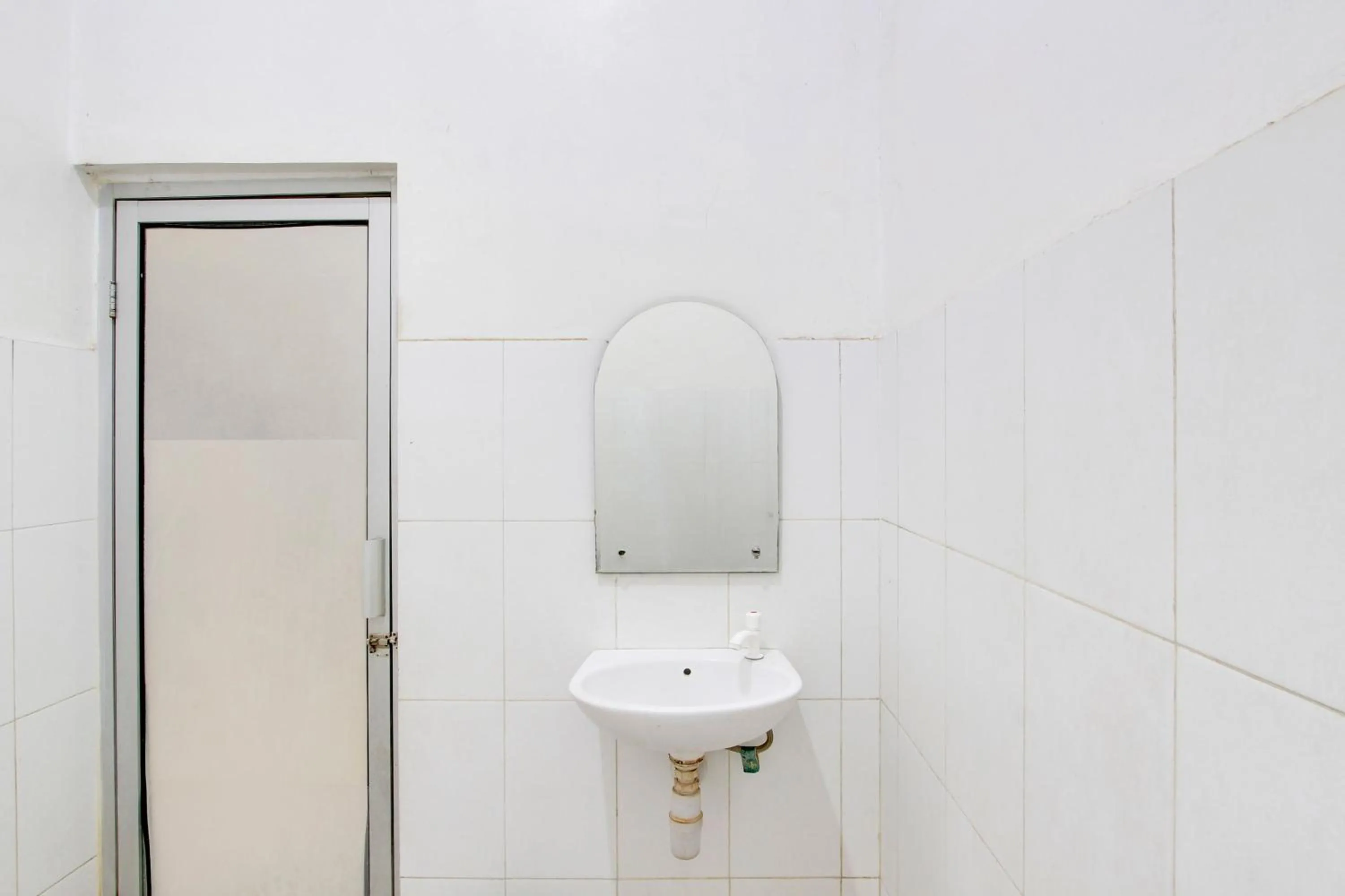 Bathroom in Hotel O Jalan Malioboro Near Stasiun Tugu Yogyakarta Formerly Hotel Baru