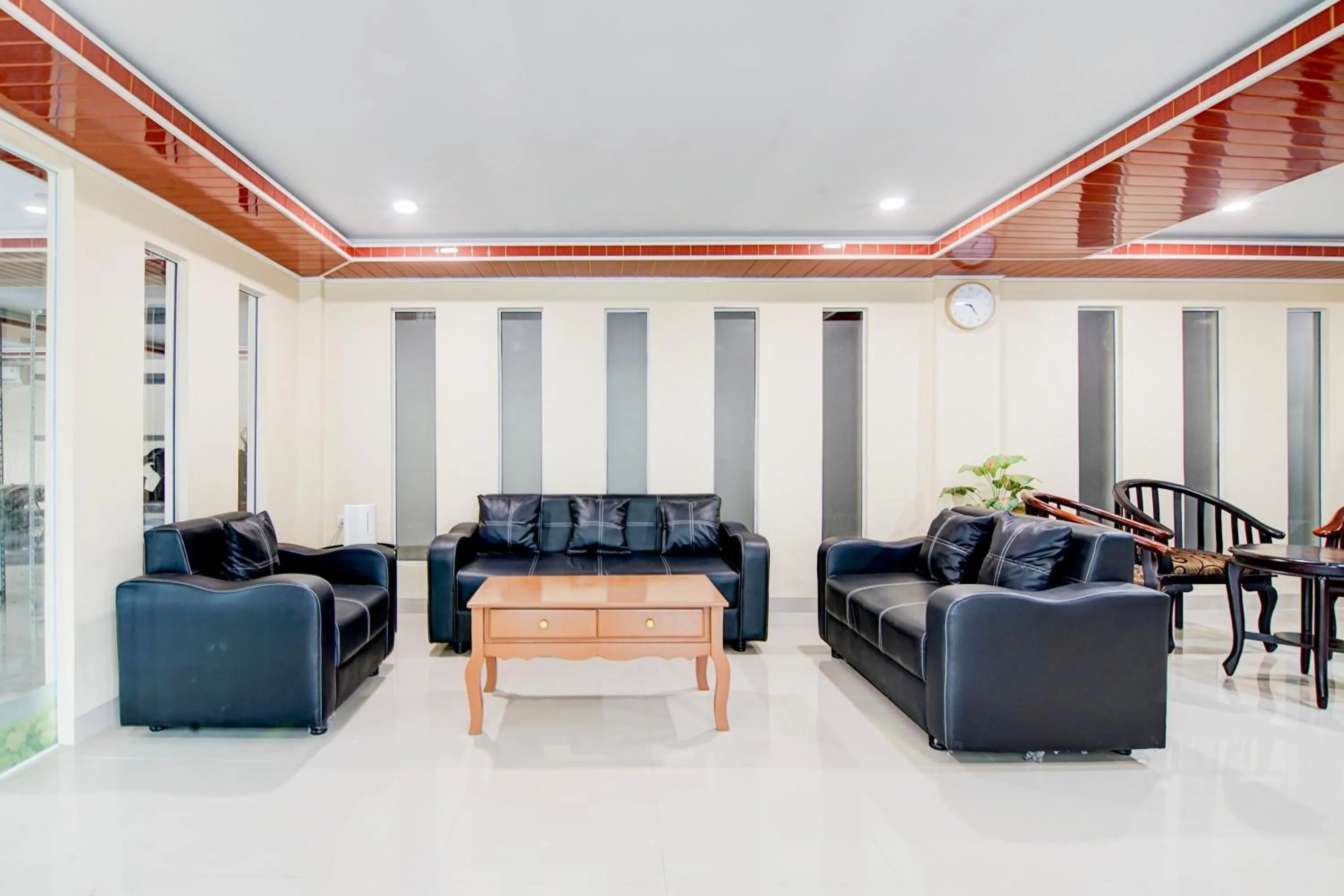 Seating area in Collection O Pusat Kota Pekanbaru Near Rumah Sakit Prima Formerly King's Homestay