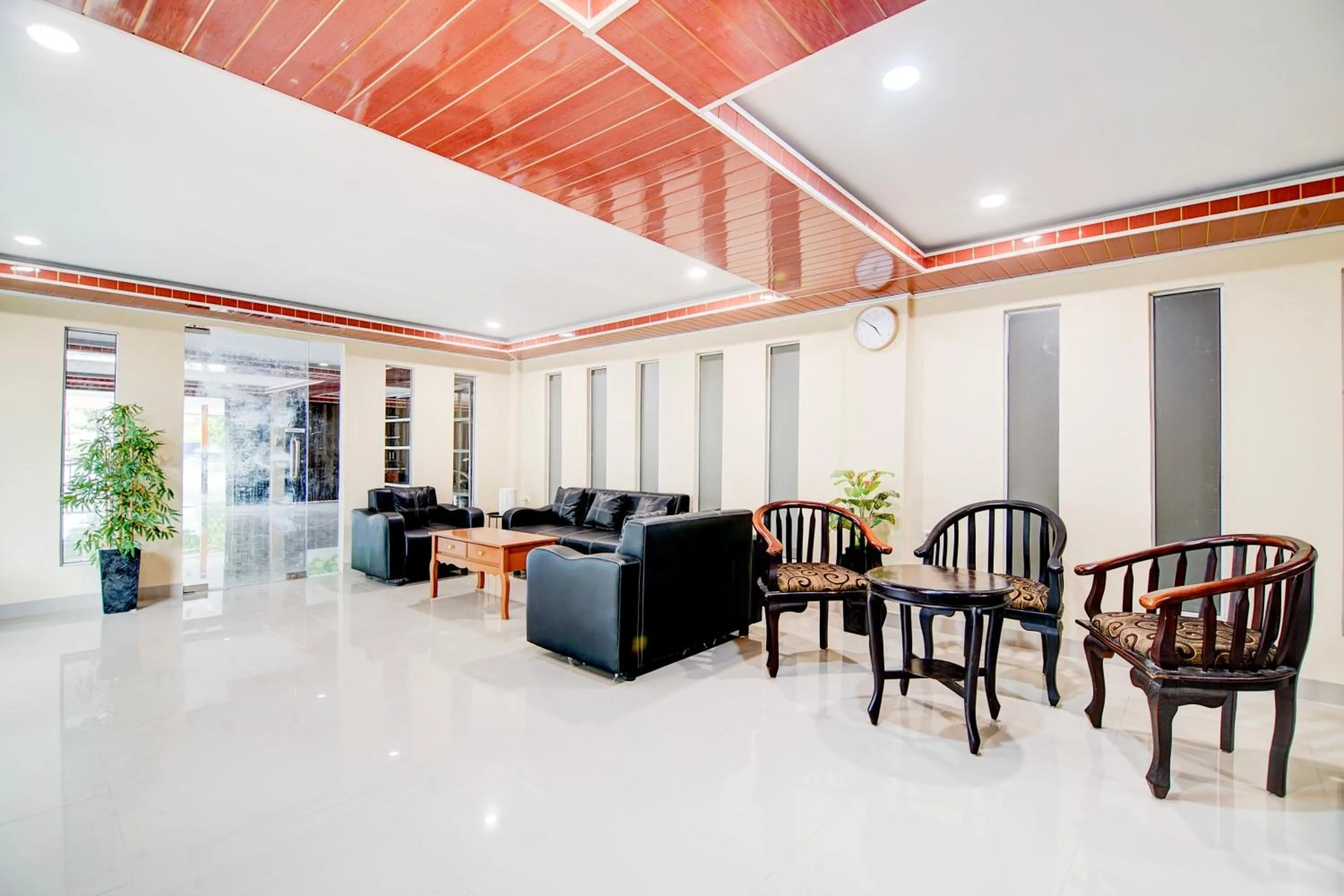 Seating area in Collection O Pusat Kota Pekanbaru Near Rumah Sakit Prima Formerly King's Homestay