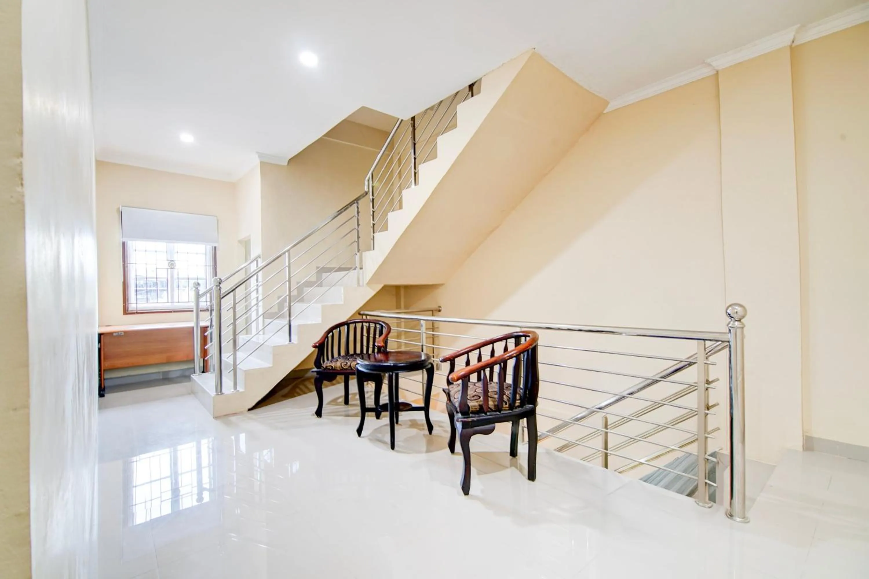 Seating area in Collection O Pusat Kota Pekanbaru Near Rumah Sakit Prima Formerly King's Homestay